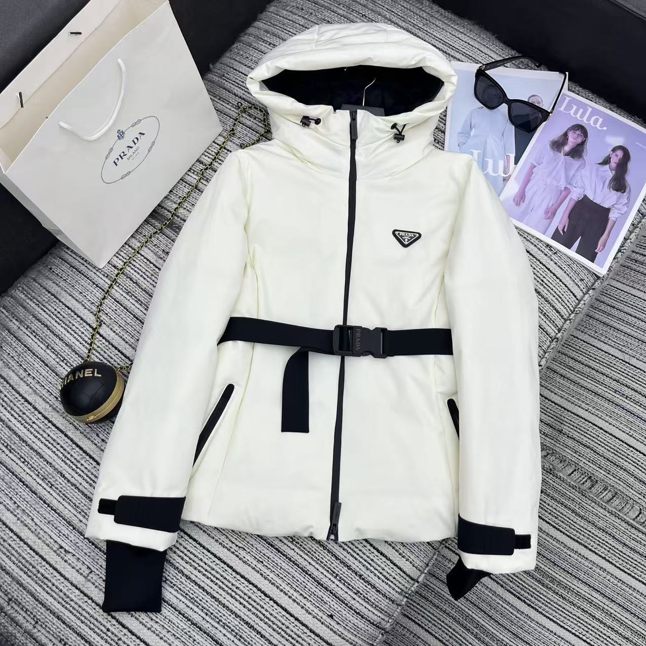 NO:689602,The special price is complete. Highly recommended. 25 years early autumn and winter series. Pra* new ski wear series. Hooded down jacket. Classic inverted triangle logo embellishment. Full velvet filling. 90 white goose down filling. High-end quality. Matched with customized belt. Black and white 2 colors SML 620888690. Special price. No return, no exchange, no free shipping, prada, jackets & coats, down jacket, hats,19860909特价码数齐全强烈推荐 25年早秋冬系列 Pra*新款滑雪服系列 连帽羽绒服外套 经典的倒三角标点缀 充绒量饱满 90白鹅绒填充 高端品质 搭配定制腰带 黑白2色SML 620888690,特价 不退不换不包邮,prada,jackets & coats,down jacket,hats,,Women's clothing