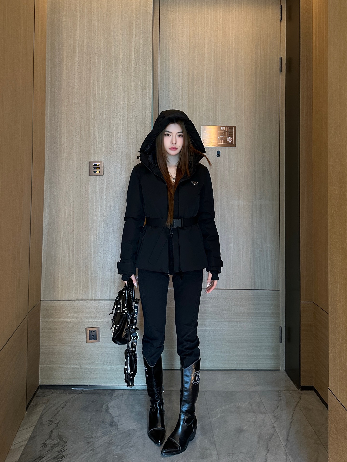 NO:624658,Style number G25112882 PRAD*A new winter ski wear series, national standard 90 white duck down filling is thickened and warm!  P's classic inverted triangle logo, contrasting color tape zippers, extended cuffs with fingertips, slim fit, thick hooded down jacket!  White, black, (M size shoulder width 47, chest 108, sleeve length 62, dress length 67) hair, prada, jackets & coats, down jacket, hats, alexander wang19860909款号G25112882 PRAD*A新款上新冬季滑雪服系列、国标90白鸭绒填充物加厚保暖！P家经典倒三角标撞色胶条拉链加长袖口套指设计修身显瘦连帽羽绒服厚外套！白色、黑色、（M码肩宽47,胸围108,袖长62,衣长67）发,,prada,jackets & coats,down jacket,hats,alexander wang,Women's clothing