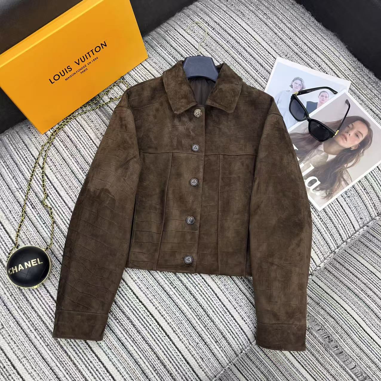 Title: P2520 Original Draught with Dust-Proof Bags, 25-Year Early Autumn/Winter Series Lou* Gator Tweed Jacket Summary: High-quality velvet jacket for autumn/winter, - 图片 1