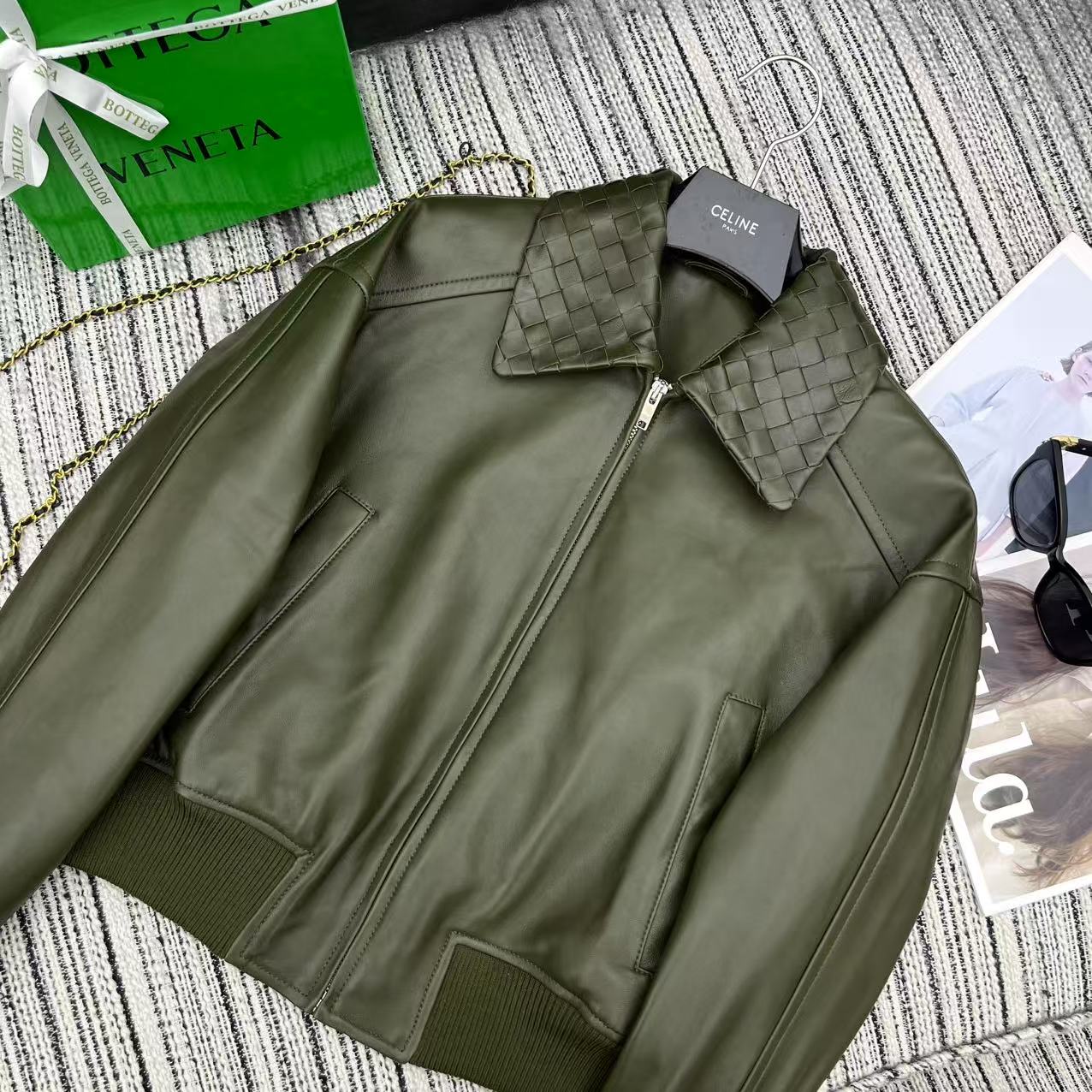 “Dust-Proof Bag for BV* New Knapsacks: 25-Year Early Autumn & Winter Series in 100% Sheepskin” - 图片 2