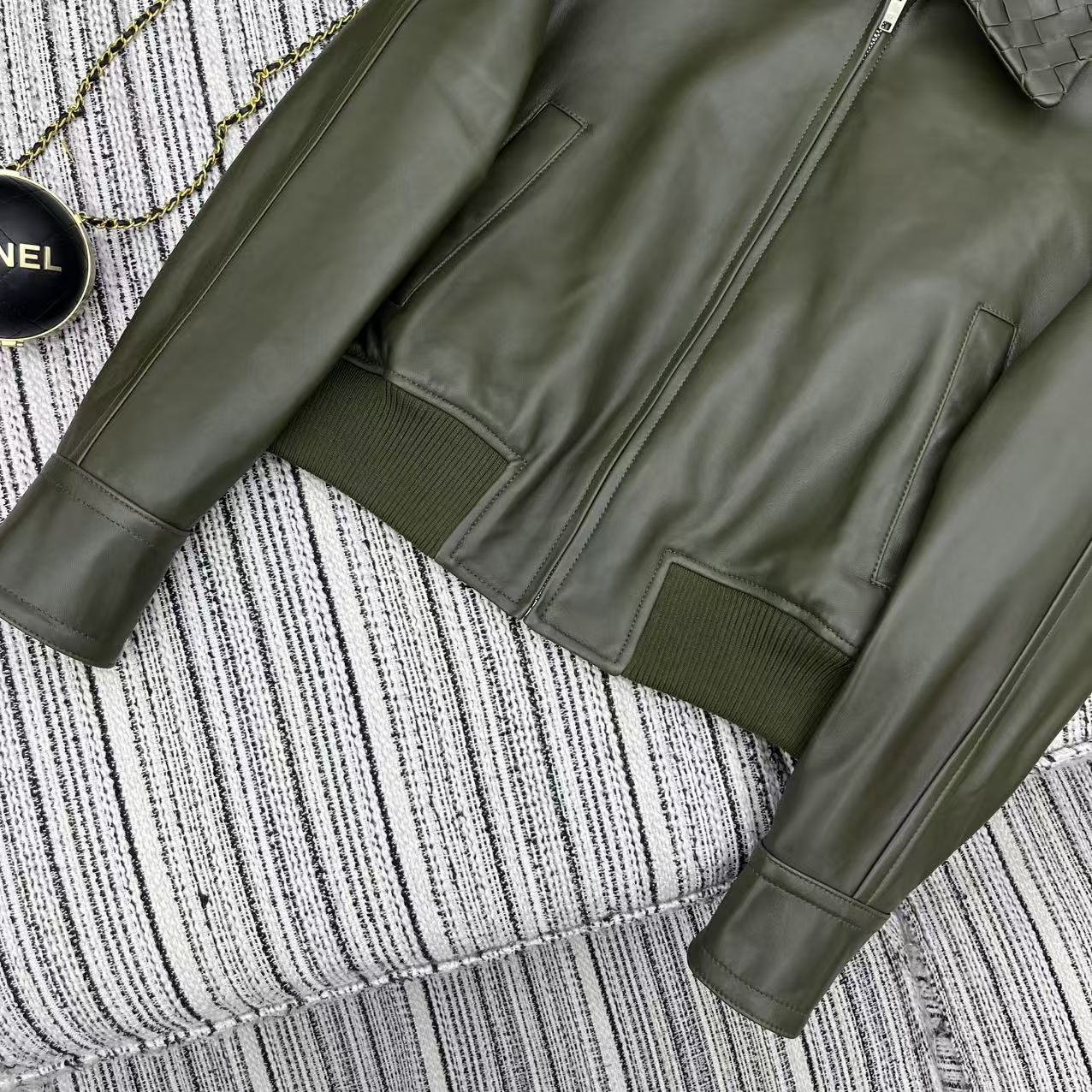 “Dust-Proof Bag for BV* New Knapsacks: 25-Year Early Autumn & Winter Series in 100% Sheepskin” - 图片 5