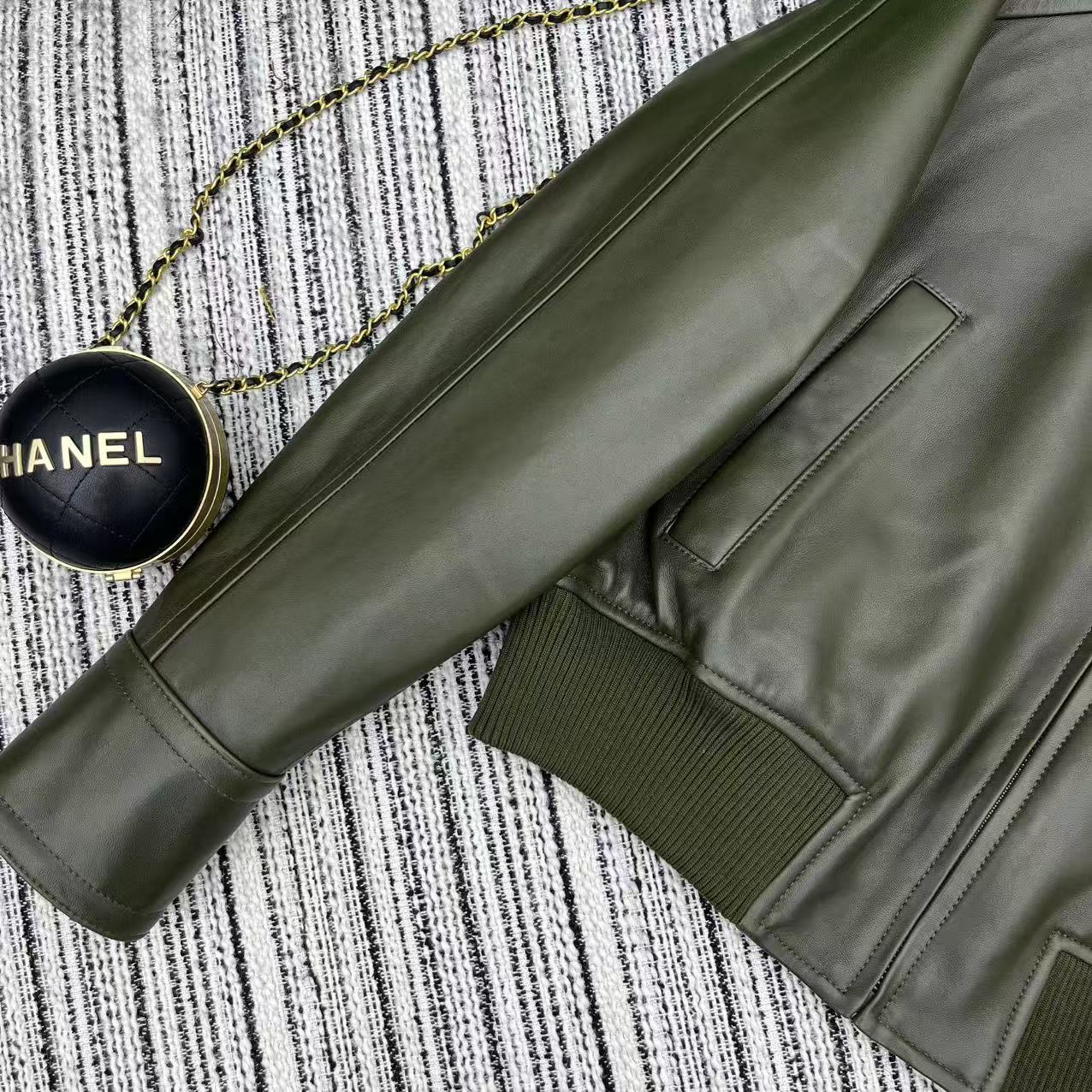 “Dust-Proof Bag for BV* New Knapsacks: 25-Year Early Autumn & Winter Series in 100% Sheepskin” - 图片 6