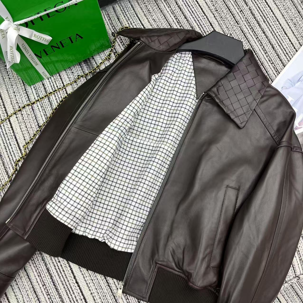 “Ultimate Dust-Proof Bag: P2328 Early Autumn/Winter Series BV* Knapsacks in 100% Sheepkin, 2-Colored SML – Review” - 图片 8