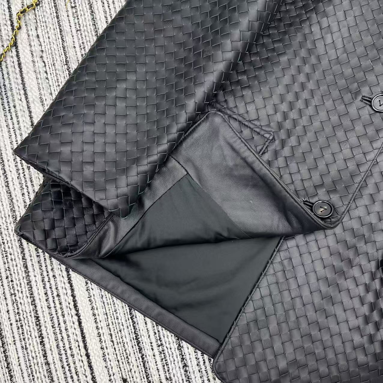 “25-Year Early Autumn/Winter Series: Female Suit with Dustproof Bags & Knitted Sheep-Skin Coat” - 图片 9