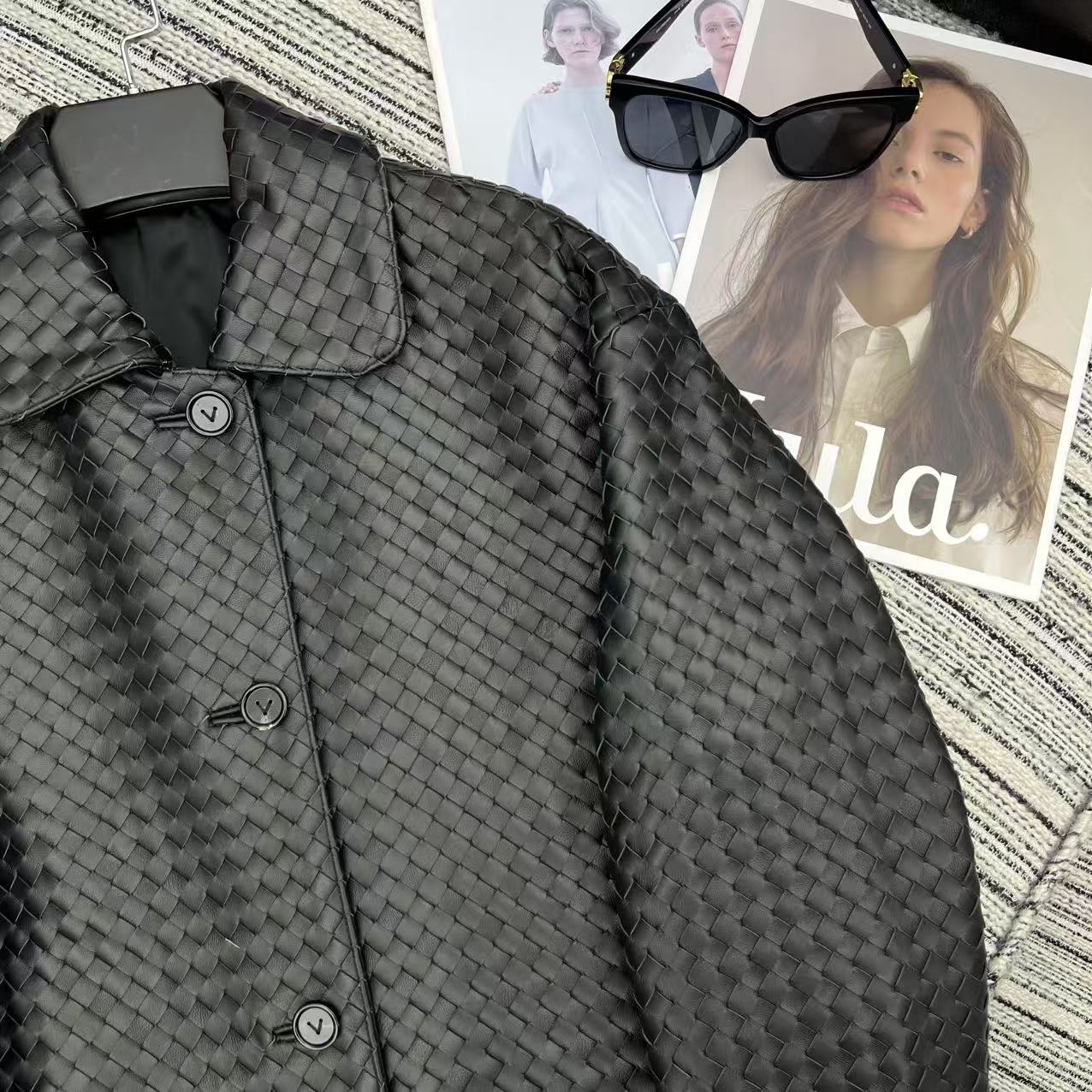 “25-Year Early Autumn/Winter Series: Female Suit with Dustproof Bags & Knitted Sheep-Skin Coat” - 图片 4
