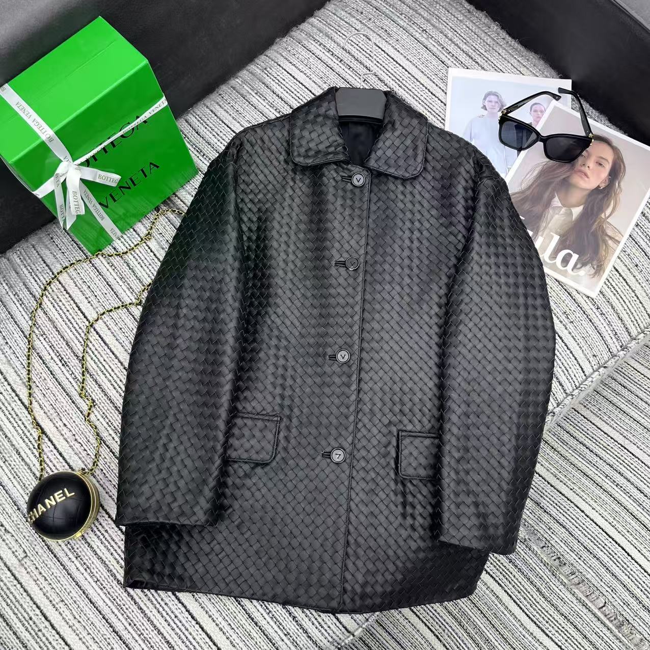 “25-Year Early Autumn/Winter Series: Female Suit with Dustproof Bags & Knitted Sheep-Skin Coat” - 图片 1