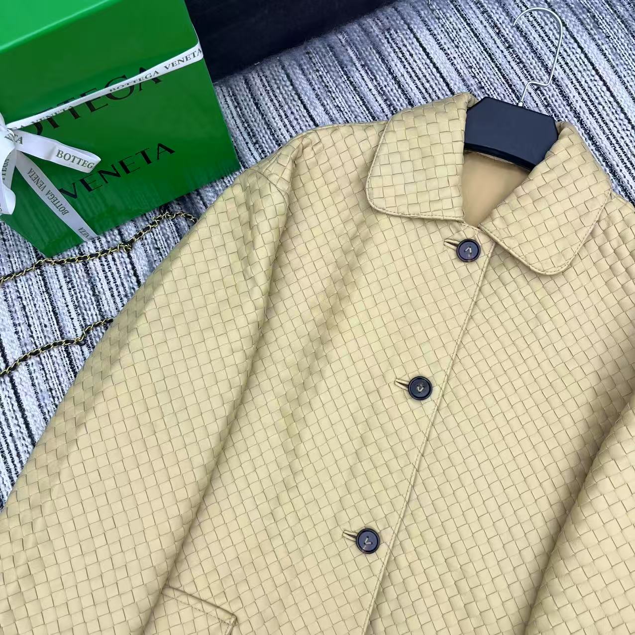 25-Year Early Autumn/Winter Series: Female Suit with Dustproof Bags & Knitted Sheep-Skin Coat - 图片 4