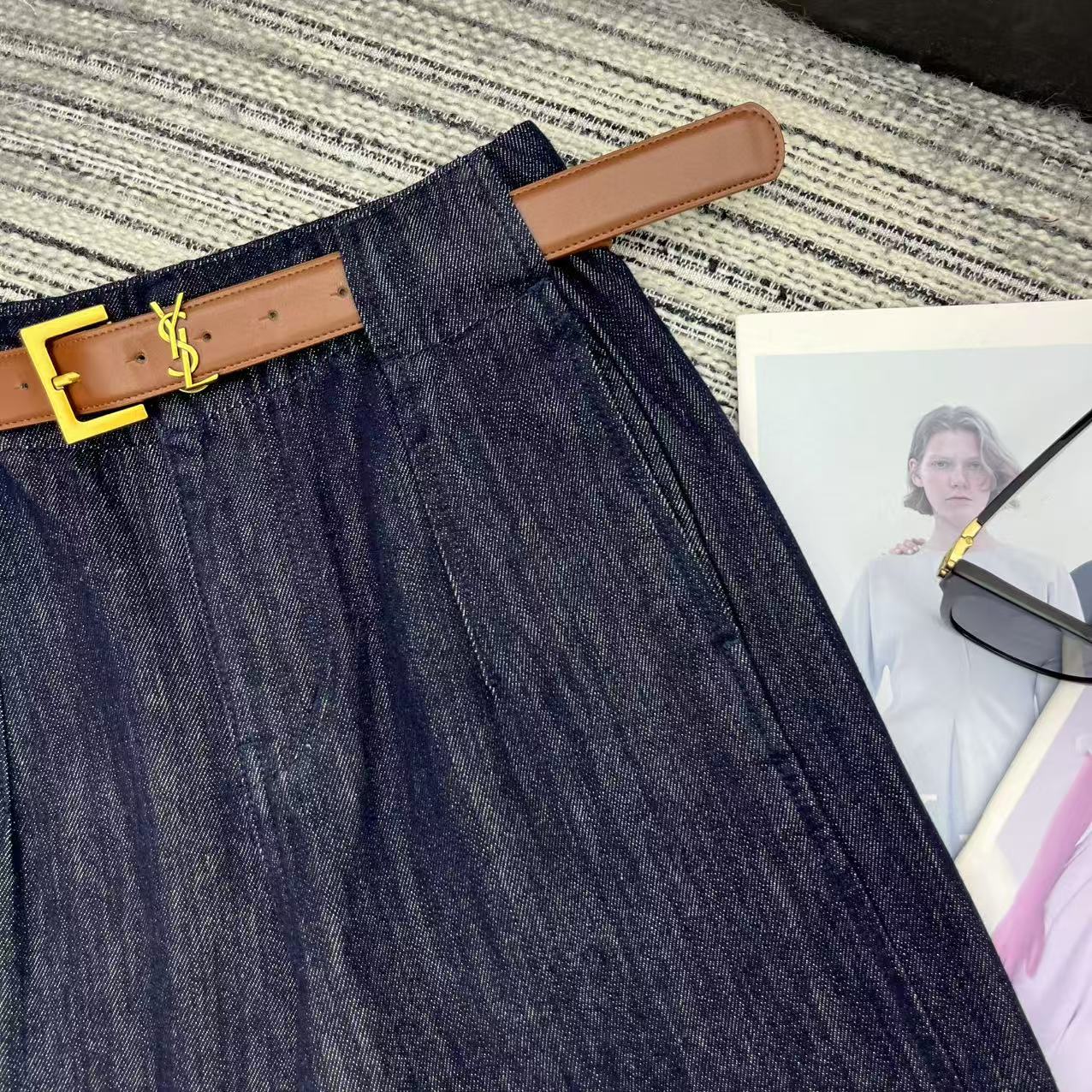 “YSL 25-Year-Old Cowboys Suit with Custom Belt and Dust-Proof Bag Review” - 图片 3