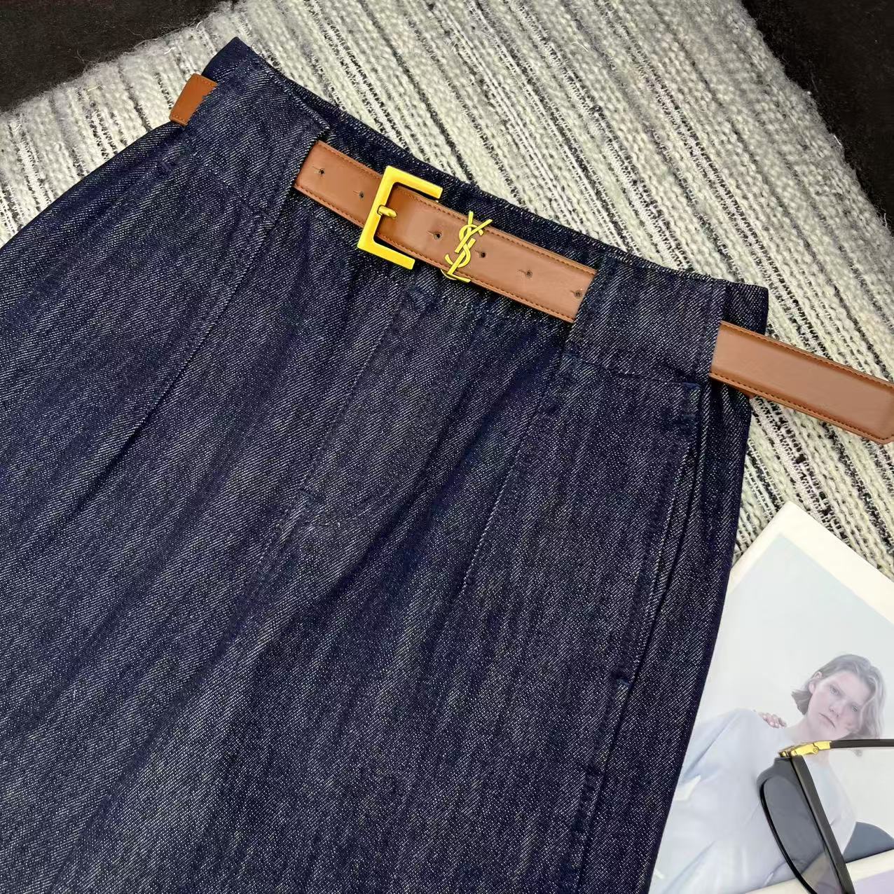 “YSL 25-Year-Old Cowboys Suit with Custom Belt and Dust-Proof Bag Review” - 图片 2