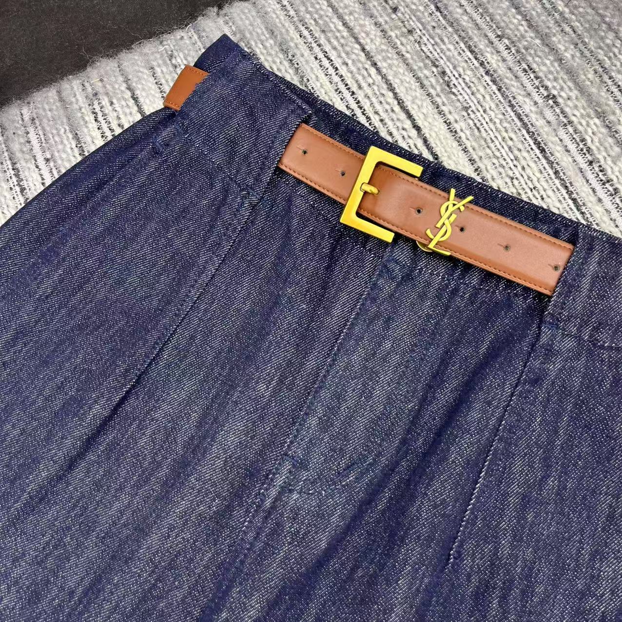 “YSL 25-Year-Old Cowboys Suit with Custom Belt and Dust-Proof Bag Review” - 图片 4