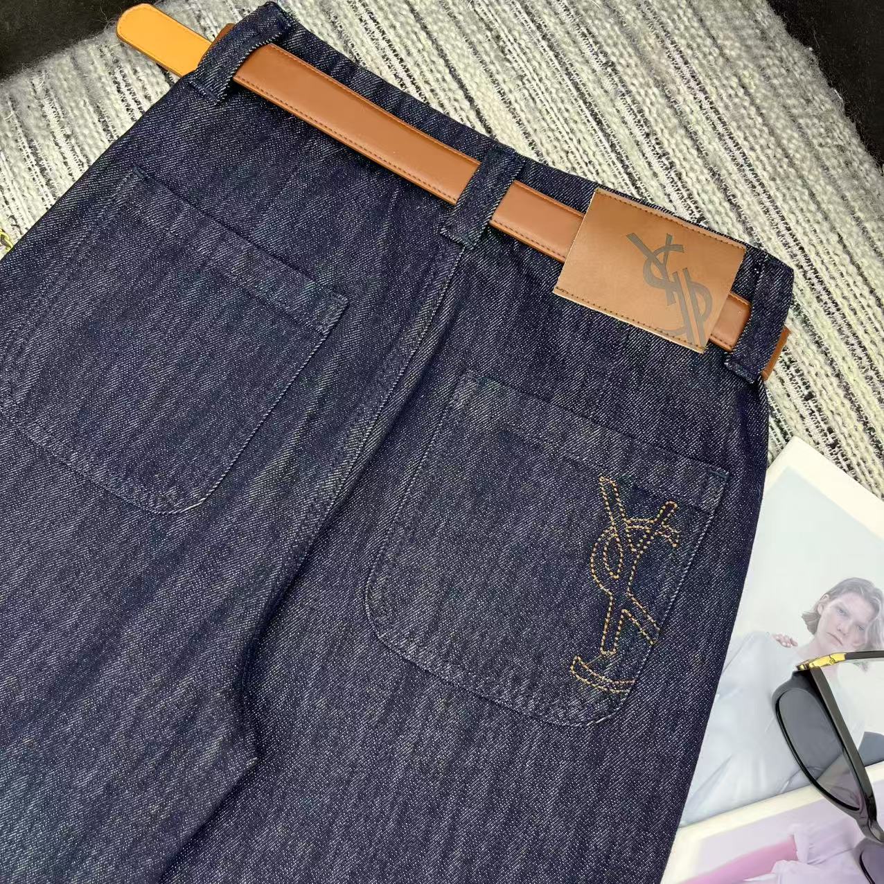 “YSL 25-Year-Old Cowboys Suit with Custom Belt and Dust-Proof Bag Review” - 图片 8