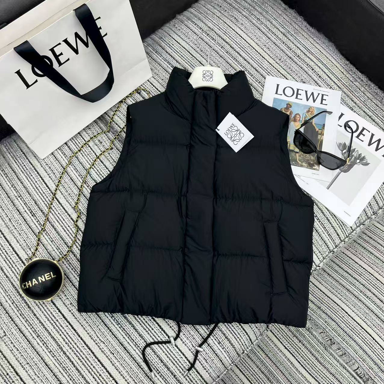 NO:689627,The special price is complete. Highly recommended. 25 years early autumn and winter series. LOE* new stand-up collar down jacket vest. Leather brand embellishment on the back. Full filling. 90 white goose down filling. High-end quality three-color SML 500888570. Special price. No return, no exchange, no free shipping, loewe, down jacket,19860909特价码数齐全强烈推荐 25年早秋冬系列 LOE*新款立领羽绒服马甲 后背皮牌点缀 充绒量饱满 90白鹅绒填充 高端品质三色SML 500888570,特价 不退不换不包邮,loewe,down jacket,,Women's clothing