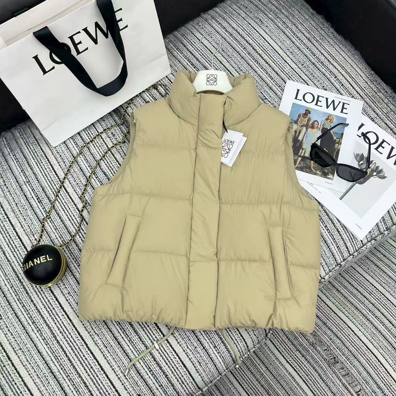 NO:689631,The special price is complete. Highly recommended. 25 years early autumn and winter series. LOE* new stand-up collar down jacket vest. Leather brand embellishment on the back. Full filling. 90 white goose down filling. High-end quality three-color SML 500888570. Special price. No return, no exchange, no free shipping, loewe, down jacket,19860909特价码数齐全强烈推荐 25年早秋冬系列 LOE*新款立领羽绒服马甲 后背皮牌点缀 充绒量饱满 90白鹅绒填充 高端品质三色SML 500888570,特价 不退不换不包邮,loewe,down jacket,,Women's clothing