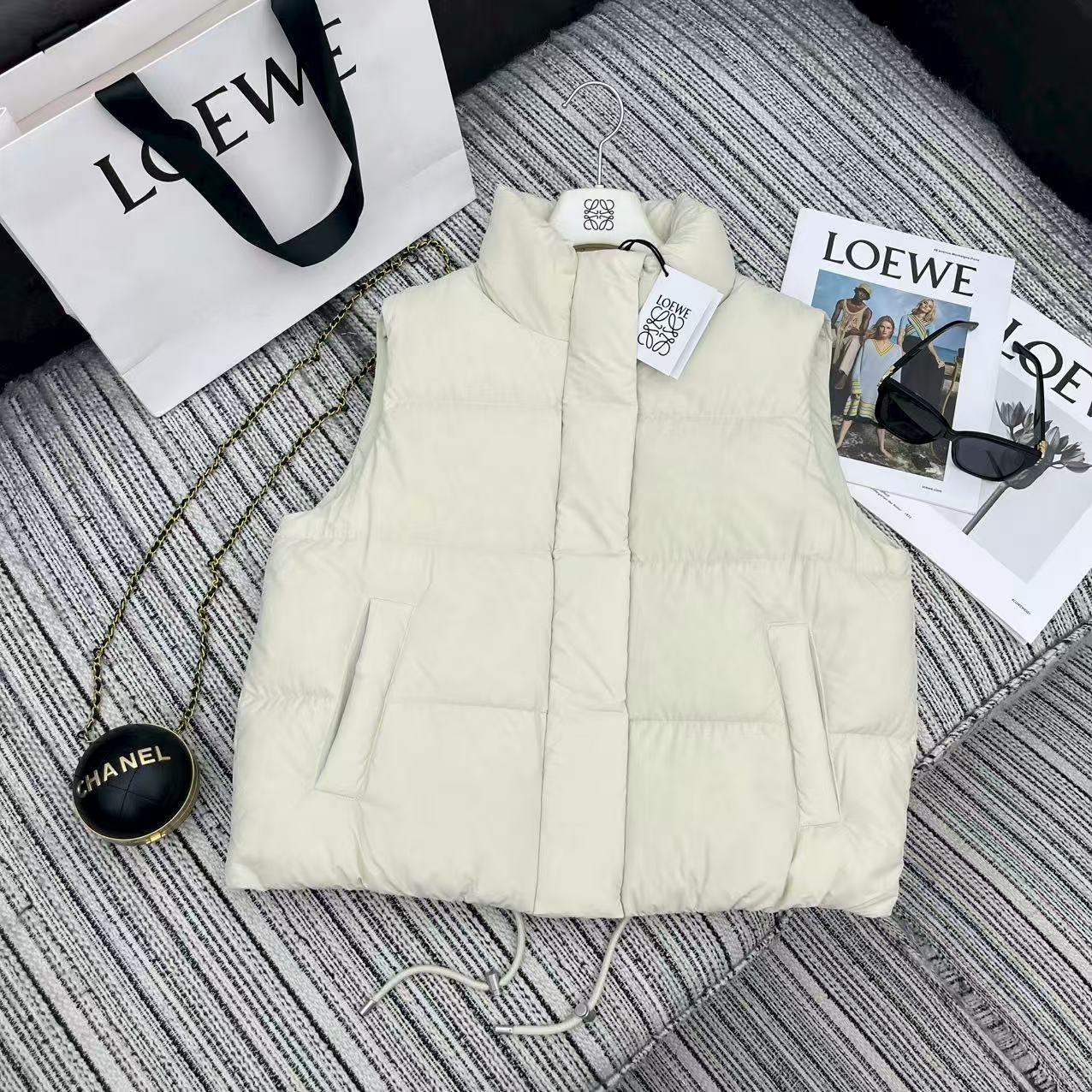 NO:689634,The special price is complete. Highly recommended. 25 years early autumn and winter series. LOE* new stand-up collar down jacket vest. Leather brand embellishment on the back. Full filling. 90 white goose down filling. High-end quality three-color SML 500888570. Special price. No return, no exchange, no free shipping, loewe, down jacket,19860909特价码数齐全强烈推荐 25年早秋冬系列 LOE*新款立领羽绒服马甲 后背皮牌点缀 充绒量饱满 90白鹅绒填充 高端品质三色SML 500888570,特价 不退不换不包邮,loewe,down jacket,,Women's clothing