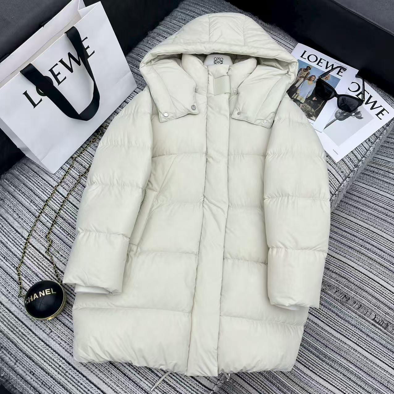 NO:689615,The special price is complete and highly recommended. The 25th early autumn and winter series. LOE* new hooded mid-length down jacket with logo leather collar embellishment. Full down filling. 90 white goose down filling. Three-color SML running volume 690888760. Special price. No return, no exchange, no free shipping, loewe, jackets & coats, down jacket, hats,19860909特价码数齐全强烈推荐 25年早秋冬系列 LOE*新款连帽中长款羽绒服外套 logo皮牌领口点缀 充绒量饱满 90白鹅绒填充 三色SML 跑量 690888760,特价 不退不换不包邮,loewe,jackets & coats,down jacket,hats,,Women's clothing