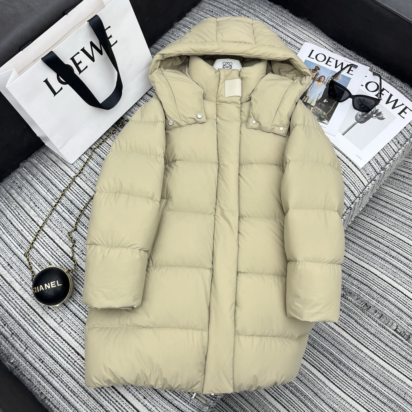 NO:689620,The special price is complete and highly recommended. The 25th early autumn and winter series. LOE* new hooded mid-length down jacket with logo leather collar embellishment. Full down filling. 90 white goose down filling. Three-color SML running volume 690888760. Special price. No return, no exchange, no free shipping, loewe, jackets & coats, down jacket, hats,19860909特价码数齐全强烈推荐 25年早秋冬系列 LOE*新款连帽中长款羽绒服外套 logo皮牌领口点缀 充绒量饱满 90白鹅绒填充 三色SML 跑量 690888760,特价 不退不换不包邮,loewe,jackets & coats,down jacket,hats,,Women's clothing