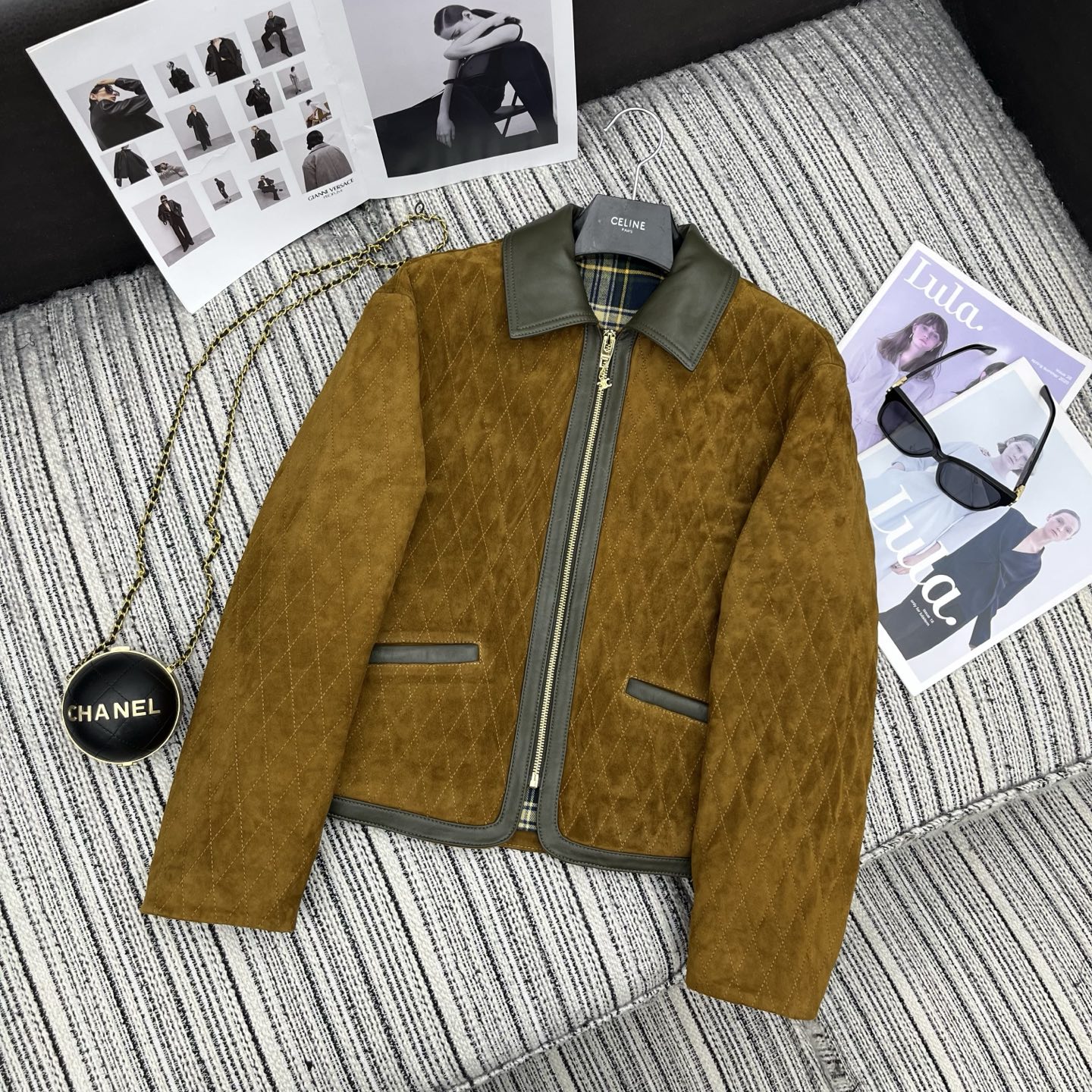 NO:638438,Highly recommended 25 years early autumn and winter series CEL's latest contrasting lapel diamond suede lambskin jacket plaid lining design 100% sheepskin YB1:1 customized high-end quality SML (last four digits), Celine-clothing, celine, jackets & coats, jackets & coats, sheepskin, alexander wang19860909强烈推荐 25年早秋冬系列 CEL*新款撞色翻领菱格绒面皮小绵羊皮夹克外套 格纹里布设计 百分百绵羊皮 YB1:1定制 高端品质 SML（后四位数）,赛琳-服装,celine,jackets & coats,jackets & coats,sheepskin,alexander wang,Women's clothing