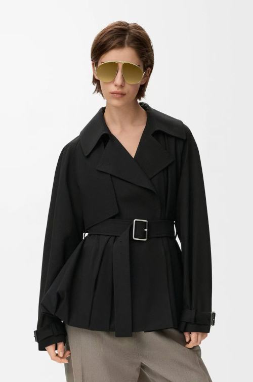 Loewe 2025 Belted Cape Trench Coat: Deconstructed Style, Versatile Wear 1 Loewe 2025 Belted Cape Trench Coat: Deconstructed Style, Versatile Wear