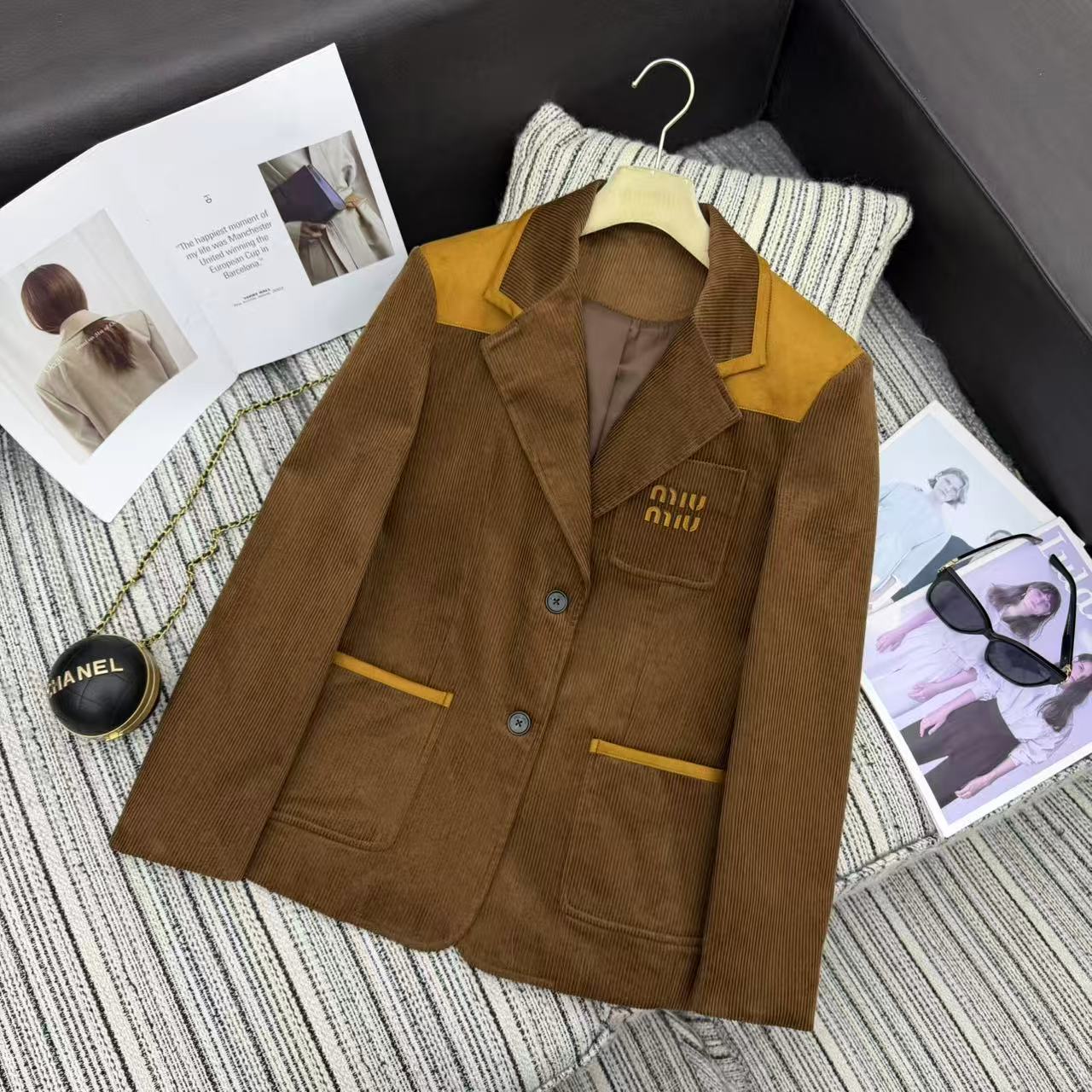 NO:638527,Highly recommended 25 years early autumn series Miu's latest contrast color corduroy lapel suit jacket with letter patch embroidered pocket embellishment SML, Miu Miu-clothing, miumiu, jackets & coats, business suit, alexander wang19860909强烈推荐 25年早秋系列 Miu*新款撞色灯芯绒翻领西装外套 字母贴布绣口袋点缀 SML,缪缪-服装,miumiu,jackets & coats,business suit,alexander wang,Women's clothing