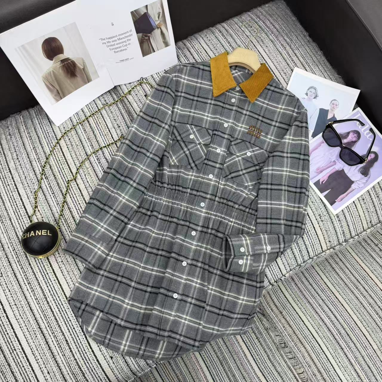 NO:722781,The highest version on the market, the girl inspects the goods, trims the three marks on the threads, and delivers the goods. You can post pictures and take videos. If you want quality and service, please add me on WeChat. We will not accept urgent orders. Highly recommended 25 years early autumn series Miu* new contrasting corduroy lapel plaid long-sleeved shirt dress. Elastic waist design. Letter patch embroidery embellishment. SML, Miu Miu-clothing, miumiu, skirts, shirts,19860909市面最高版本小妹验货、修剪线头上三标、发货可发图及拍视频,要品质要服务的加我微信,不接急单. 强烈推荐 25年早秋系列 Miu*新款撞色灯芯绒翻领格纹长袖衬衫裙 松紧腰部设计 字母贴布绣点缀 SML,缪缪-服装,miumiu,skirts,shirts,,Women's clothing