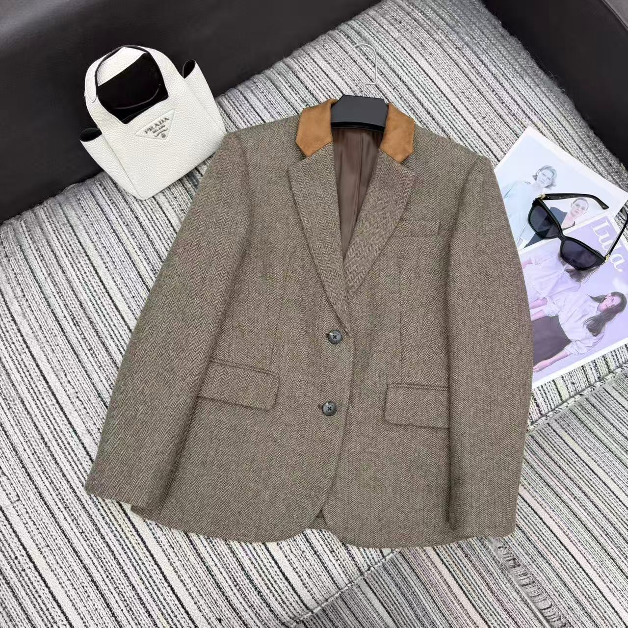 NO:638414,Highly recommended 25 years early autumn and winter series Pra* new contrast leather lapel herringbone suit jacket with triangle logo embellishment on the back, high-end quality SML, Prada-clothing, prada, prada, jackets & coats, business suit, alexander wang19860909强烈推荐 25年早秋冬系列 Pra*新款撞色皮翻领人字纹西装外套 后背三角标点缀 高端品质 SML,普拉达-服装,prada,prada,jackets & coats,business suit,alexander wang,Women's clothing