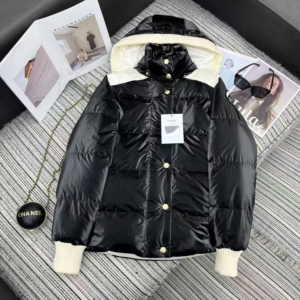 NO:638434,Highly recommended for the 2025 early autumn and winter series, Cha*'s new contrasting shoulder hooded down jacket uses PU coating to give the fabric gloss and waterproofness. The base fabric is made of nylon, which is light and smooth. It forms a 'stiff + smooth' dual texture with the outer PU coating. Both the surface fabric and the lining are made of windproof fabric. The black and white contrasting shoulder top design breaks the monotony of solid colors and has a distinct visual hierarchy. The interior is filled with new national standard 90  Duck down, with high fluffiness and excellent warmth retention. The lining and cotton design further improves the temperature locking effect. The hat adopts a detachable zipper design to suit different styles. Customized woolen ribbing on the cuffs and brim adds unique visual impact and fashionable layering. From the contrast stitching stitching to the hand-stitching of the epaulettes, the left sleeve epaulette combines the brand logo and hot-drilling technology, and the embroidery is exquisite and three-dimensional, becoming the visual focus of the entire down jacket.  The custom elastic elastic band at the lining waist can be freely contracted to shape different silhouettes SML, Chanel-clothing, chanel, jackets & coats, down jacket, hats, alexander wang19860909强烈推荐 25年早秋冬系列 Cha*新款撞色肩连帽羽绒外套 采用 PU 涂层赋予面料光泽感与防水性 底布采用锦纶质地轻盈顺滑 与外层 PU 涂层形成 “硬挺 + 柔滑” 的双重质感 面布与里布均采用防风面料 黑色与白色的撞色肩顶设计,打破纯色单调,视觉层次鲜明 内充新国标 90 鸭绒,蓬松度高且保暖性优异 里布加棉设计进一步提升锁温效果 帽子采用拉链可拆卸设计,适配不同造型穿搭 袖口和帽沿的定制毛织罗纹 增添独特的视觉冲击力和时尚层次感 从撞色拼接的走线到肩章的手工缝制 左袖肩章融合品牌标识与烫钻工艺,绣花精致立体,成为整件羽绒服的视觉焦点 里布腰节处的定制弹力橡筋可自由收缩,塑造不同廓形SML,香奈儿-服装,chanel,jackets & coats,down jacket,hats,alexander wang,Women's clothing