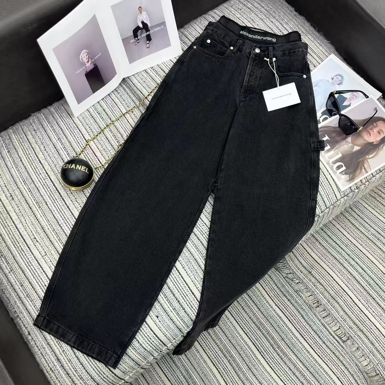 NO:638529,Highly recommended Alexander*r Wang 25FW new autumn and winter fake two-piece webbing waistband work jeans丨Exclusive high-end version!  It is made of washed distressed denim fabric, which is stiff and wear-resistant while retaining a natural drape; high waist + wide leg workwear version, the silhouette that naturally unfolds from the crotch can not only modify the leg shape, but also create a relaxed atmosphere of 'oversize street style'. The waist is designed with fake two-piece webbing, printed  The brand logo is engraved for both recognition and layering; the side three-dimensional work pockets + metal snap buttons strengthen the attributes of work clothes, and the back pockets are matched with leather logos to enhance the texture. Available in stock S/M/L, Alexander Wang-clothing, versace, alexander  wang,jeans,alexander wang19860909强烈推荐 Alexand*r Wang 25FW秋冬新款 假两件织带腰头工装牛仔裤丨独家高版出品！ 采用水洗做旧牛仔面料,挺括耐磨同时保留自然垂坠感；高腰+阔腿工装版型,从胯部自然展开的轮廓既能修饰腿型,又能营造“oversize街头风”的松弛氛围.腰头采用假两件织带设计,印刻品牌标识,兼具辨识度与层次感；侧边立体工装口袋+金属按扣装饰,强化工装属性,后袋搭配皮质标饰提升质感.现货发售S/M/L,亚历山大王-服装,versace,alexander wang,jeans,alexander wang,Women's clothing