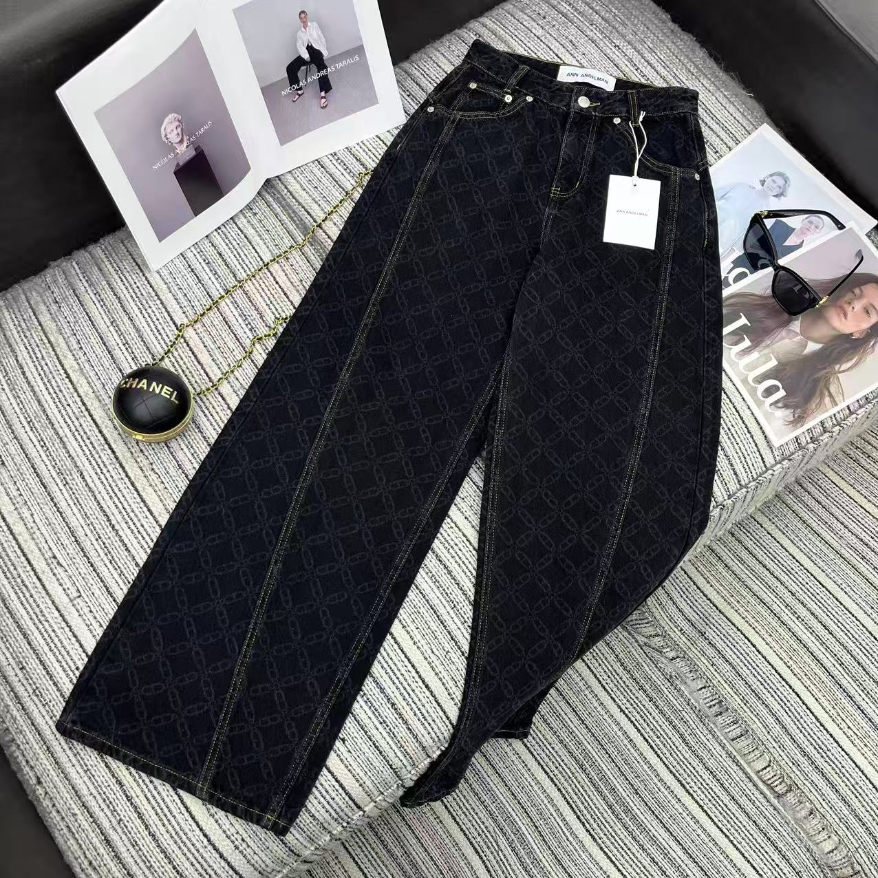 NO:638532,ANN ANDELM*N 25FW new autumn and winter style loose jeans with full logo printed on them | Exclusive high-end version!  Made of high-density denim fabric, it is stiff and wrinkle-resistant while retaining a comfortable and drapey feel. It has a high waist and wide-legged loose fit, and the lines that naturally expand from the hips can not only modify the shape of the legs, but also create a 'lazy and casual' wearing atmosphere. The trousers are fully printed with the iconic logo dark pattern, which is low-key.  Hidden recognition, the delicate texture and luster will appear under the light; the simple metal button + slant pocket design takes into account practicality and minimalist aesthetics, and the back pocket is matched with leather logo to enhance the texture. Available in stock S/M/L, Alexander Wang-clothing, alexander  wang,jeans,alexander wang19860909ANN ANDELM*N 25FW秋冬新款 满印logo宽松牛仔裤丨独家高版出品！采用高密牛仔面料,挺括不易皱,同时保留舒适垂坠感；高腰+阔腿宽松版型,从臀部自然外扩的线条既能修饰腿型,又能营造“慵懒随性”的穿搭氛围.裤身满印标志性logo暗纹,低调中暗藏辨识度,灯光下会呈现细腻的肌理光泽；简约金属纽扣+斜插口袋设计,兼顾实用性与极简美学,后袋搭配皮质标饰强化质感.现货发售S/M/L,亚历山大王-服装,alexander wang,jeans,alexander wang,Women's clothing