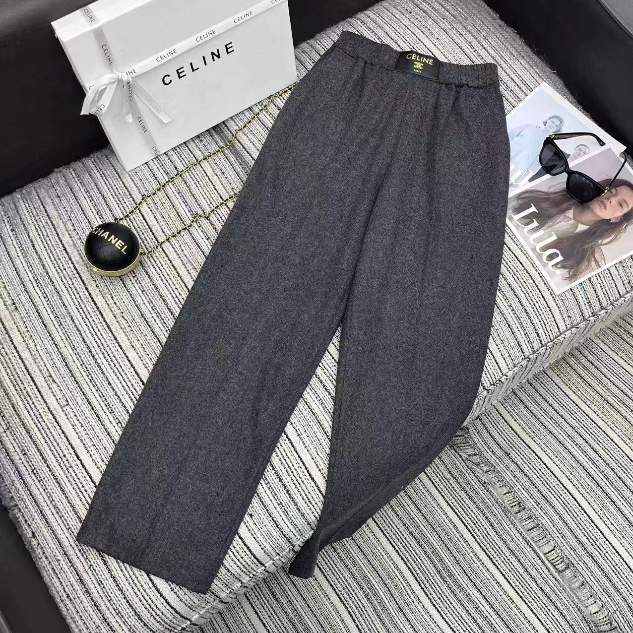 NO:638523,Highly recommended 25th autumn and winter series CEL* new elastic waist straight pants letter printed leather brand embellishment SML, Celine-clothing, celine, alexander wang19860909强烈推荐 25年秋冬系列 CEL*新款松紧腰直筒裤 字母印花皮牌点缀 SML,赛琳-服装,celine,alexander wang,Women's clothing