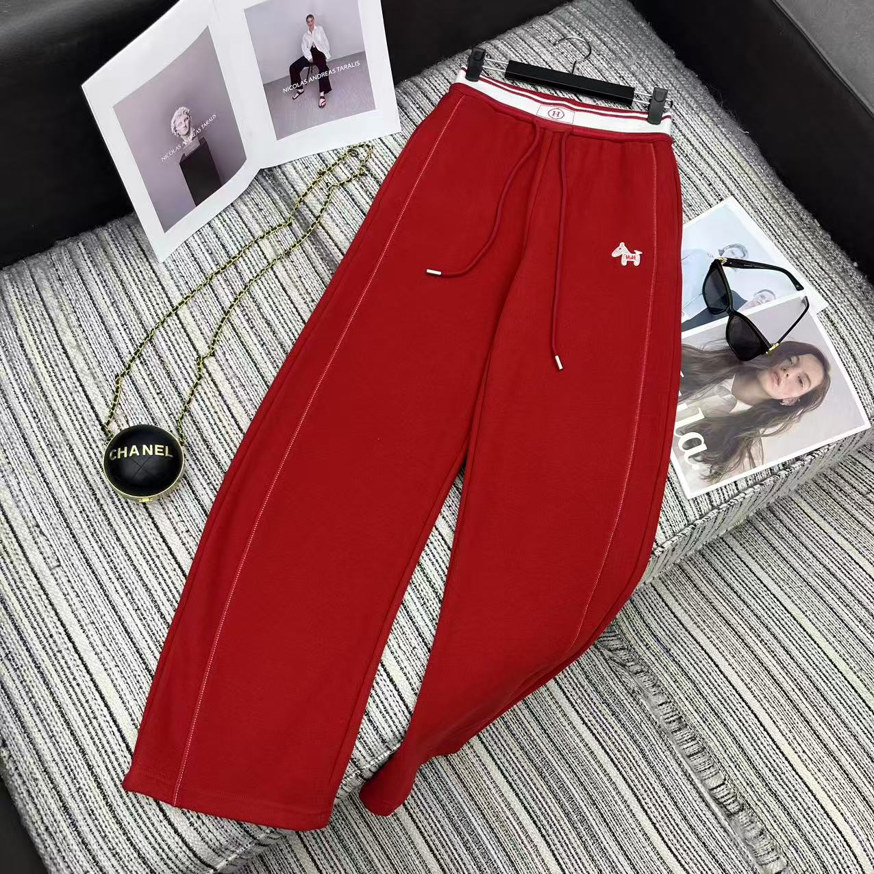 NO:638520,Highly recommended 25 years early autumn and winter series He* new contrasting color elastic waist casual straight pants embroidered puppy pattern velvet thickened fabric two-color SML, Hermès-clothing, hermes, alexander wang19860909强烈推荐 25年早秋冬系列 He*新款撞色松紧腰休闲直筒裤 刺绣小狗图案 加绒加厚面料 两色SML,爱马仕-服装,hermes,alexander wang,Women's clothing