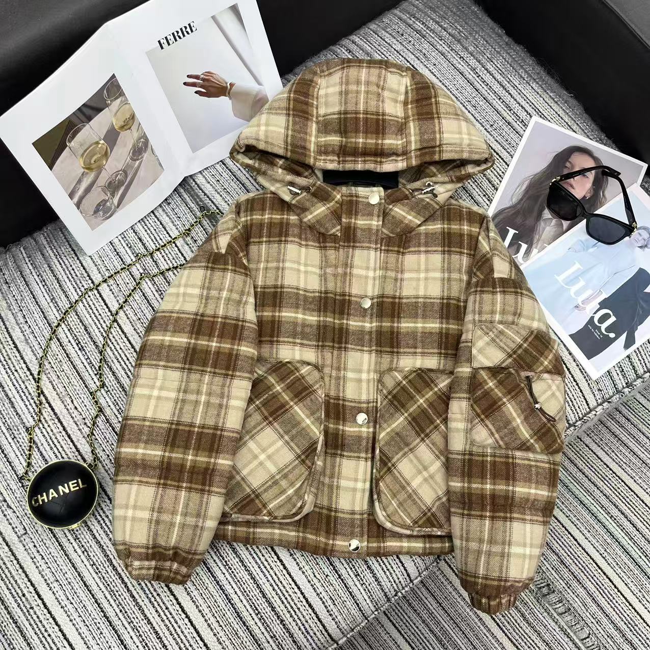 NO:639168,Exclusively customized design. Highly recommended. 2025 early autumn and winter series. Wool plaid hooded down jacket. Full down filling. 90 white duck down filling. High-end quality. 2 colors and 3 sizes. Burberry-clothing, jackets & coats, down jacket, hats, alexander wang19860909独家定制 设计款 强烈推荐 25年早秋冬系列 羊毛格纹连帽羽绒服外套 充绒量饱满 90白鸭绒填充 高端品质 2色三码,博柏利-服装,jackets & coats,down jacket,hats,alexander wang,Women's clothing