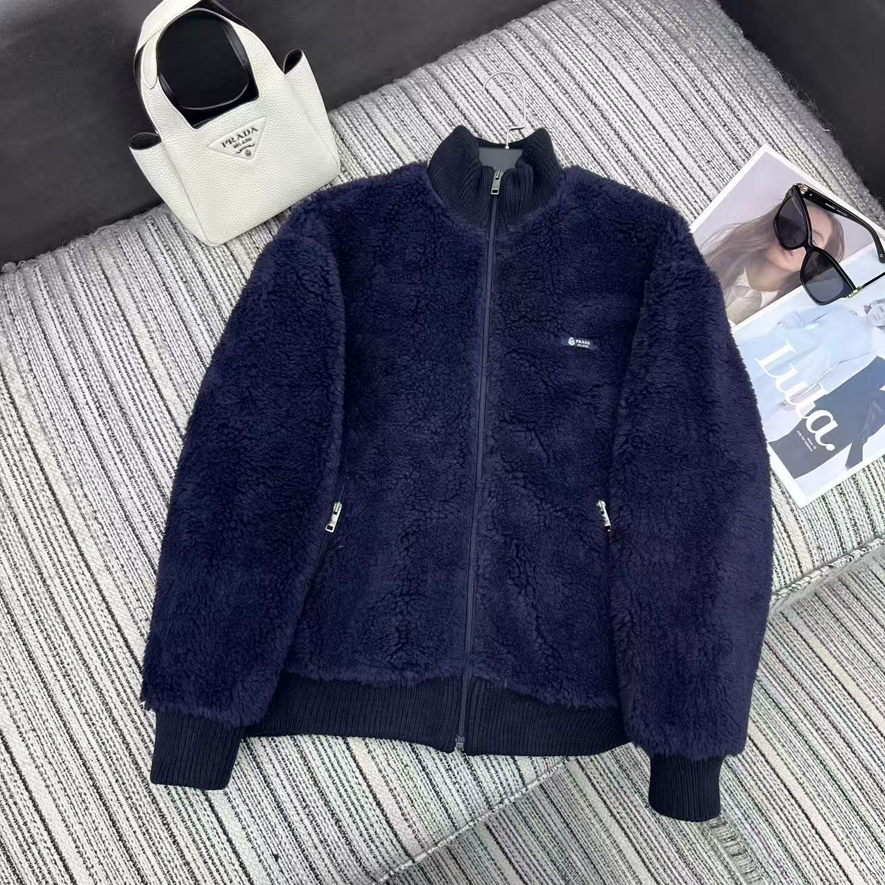 NO:639321,Highly recommended Prad* 25 new autumn and winter stand-up collar lambswool fleece zipper jacket丨exclusively developed by yb!  Top quality production!  It is made of fluffy Teddy fleece fabric, which is soft but not slumped. It has full warmth and does not look bloated. It has a stand-up collar + zipper style and an iconic logo, which hides the brand recognition in a low-key manner. The ribbed edge + loose silhouette can hide the flesh regardless of the body shape. The side zipper pocket + metal zipper puller is practical and high-quality!  Get the autumn and winter atmosphere with just one click!  Ready for sale S/M/L, Prada-clothing, prada, prada, jackets & coats, alexander wang19860909强烈推荐 Prad* 25年秋冬新款 立领羊羔毛抓绒拉链外套丨独家yb开发！顶级高版出品！选用蓬松泰迪抓绒面料,软而不塌,保暖性拉满的同时还不会显臃肿,立领+拉链款型,搭配标志性小标,低调中藏着品牌辨识度；罗纹收边+宽松廓形,不挑身形还能藏肉,侧边拉链口袋+金属拉链头,实用又显质感！秋冬氛围一键拉满！现货发售S/M/L,普拉达-服装,prada,prada,jackets & coats,alexander wang,Women's clothing