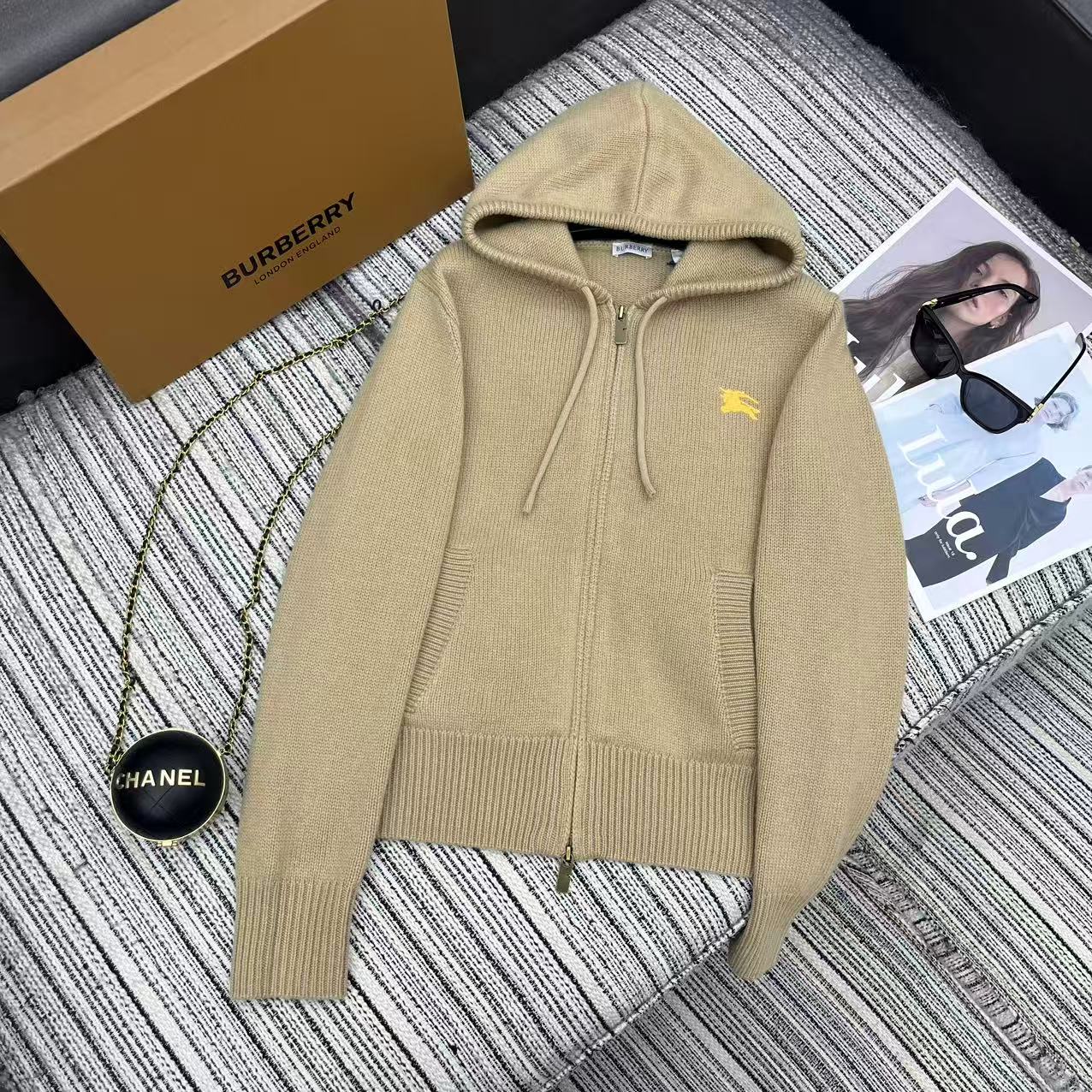 NO:639319,Highly recommended Burb*rry 25th autumn and winter new wool cashmere zipper hooded knitted jacket丨exclusively developed by yb!  High quality production!  Selected 71% sheep wool + 29% cashmere blended fabric, the skin is soft and fluffy unique to cashmere. The iconic knight logo is embroidered on the left chest on the front, and the knight logo combination is presented in a large area of ​​yellow and brown contrast knitting on the back. The retro golden brown tone echoes the camel color base, making it recognizable in a low-key manner!  If you want to wear high-end clothes in autumn and winter without any effort, it is the best choice to buy with your eyes closed. Available in stock S/M/L, Burberry-clothing, burberry, jackets & coats, hats, alexander wang19860909强烈推荐 Burb*rry 25年秋冬新款 羊毛羊绒拉链连帽针织外套丨独家yb开发！高版出品！精选71绵羊毛+29山羊绒混纺面料,触肤是羊绒独有的云柔蓬松,正面左胸绣有标志性骑士徽标,后背则以大面积黄棕撞色针织呈现骑士logo标识组合,复古金棕调与驼色基底呼应,低调中自带辨识度！秋冬想穿得高级不费力,它就是闭眼入的优选.现货发售S/M/L,博柏利-服装,burberry,jackets & coats,hats,alexander wang,Women's clothing