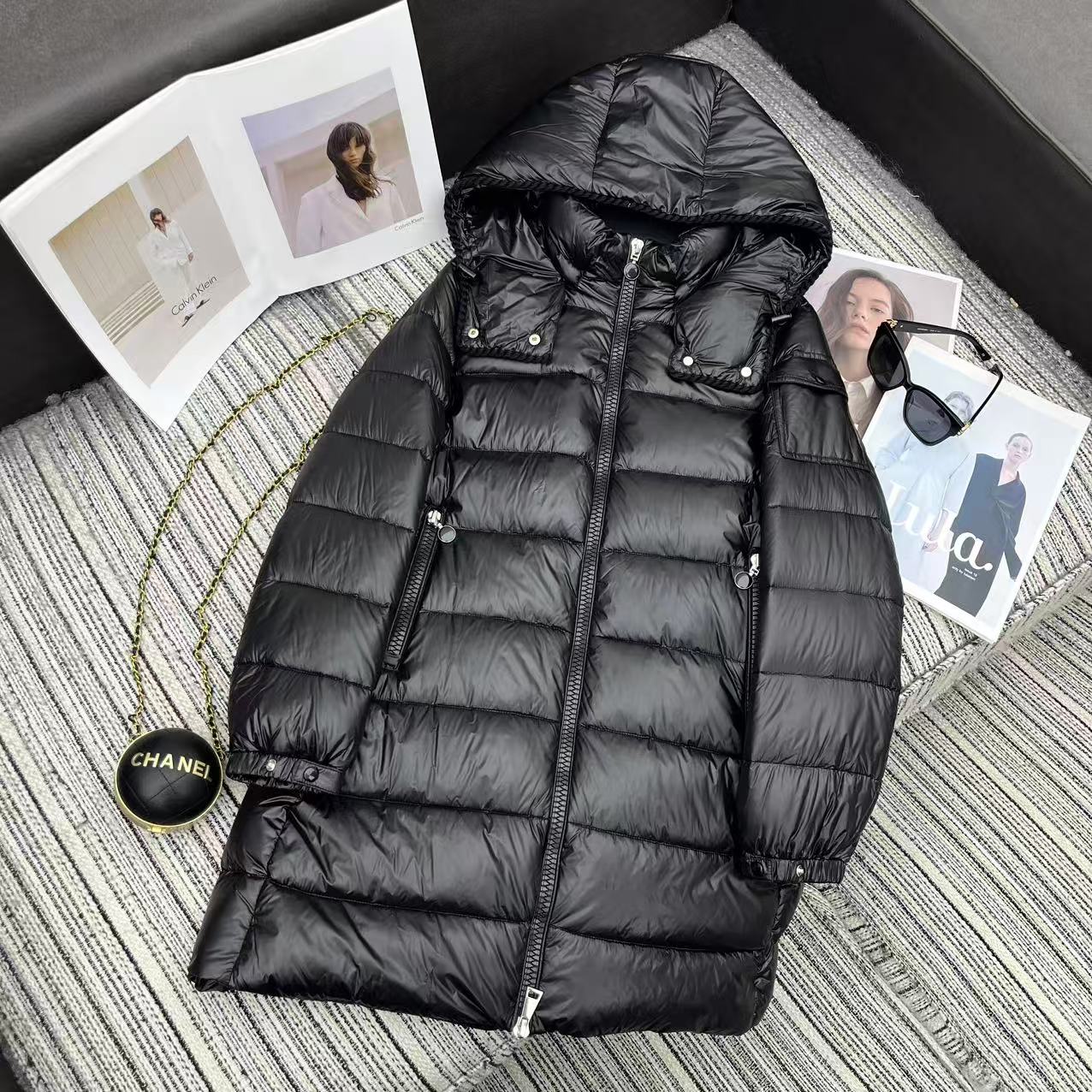 NO:639316,Exclusively customized design. Highly recommended. 25 years early autumn and winter series. M family's new unlabeled hooded mid-length down jacket. Back waist drawstring design. Full down filling. 90 white duck down filling. Two colors and three sizes. Mouth-clothing, Moncler, jackets & coats, down jacket, hats, alexander wang19860909独家定制 设计款 强烈推荐 25年早秋冬系列 M家新款无标款连帽中长款羽绒服外套 后腰抽绳设计 充绒量饱满 90白鸭绒填充 两色三码,蒙口-服装,Moncler,jackets & coats,down jacket,hats,alexander wang,Women's clothing