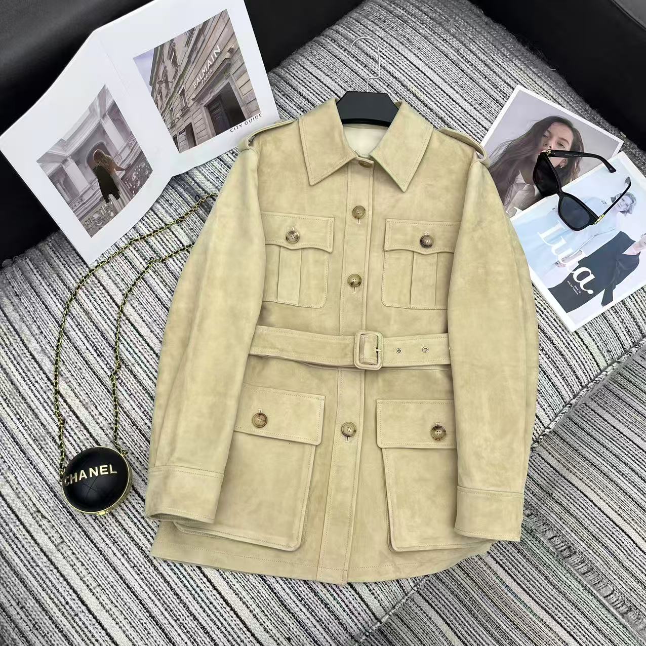 NO:639307,Highly recommended for the 2025 early autumn and winter series. Lavlau's latest lapel suede lambskin jacket. Belt at the waist. Old money style. Very detailed processing. 100% sheepskin. Very good fit. High-end quality. Three-color SML, women's clothing, jackets & coats, sheepskin, chamois leather, alexander wang19860909强烈推荐 25年早秋冬系列 拉夫劳*新款翻领麂皮绒绒面小绵羊皮皮外套 腰间系腰带 老钱风 细节处理非常细致 百分百绵羊皮 版型很好 高端品质 三色SML,女装,jackets & coats,sheepskin,chamois leather,alexander wang,Women's clothing