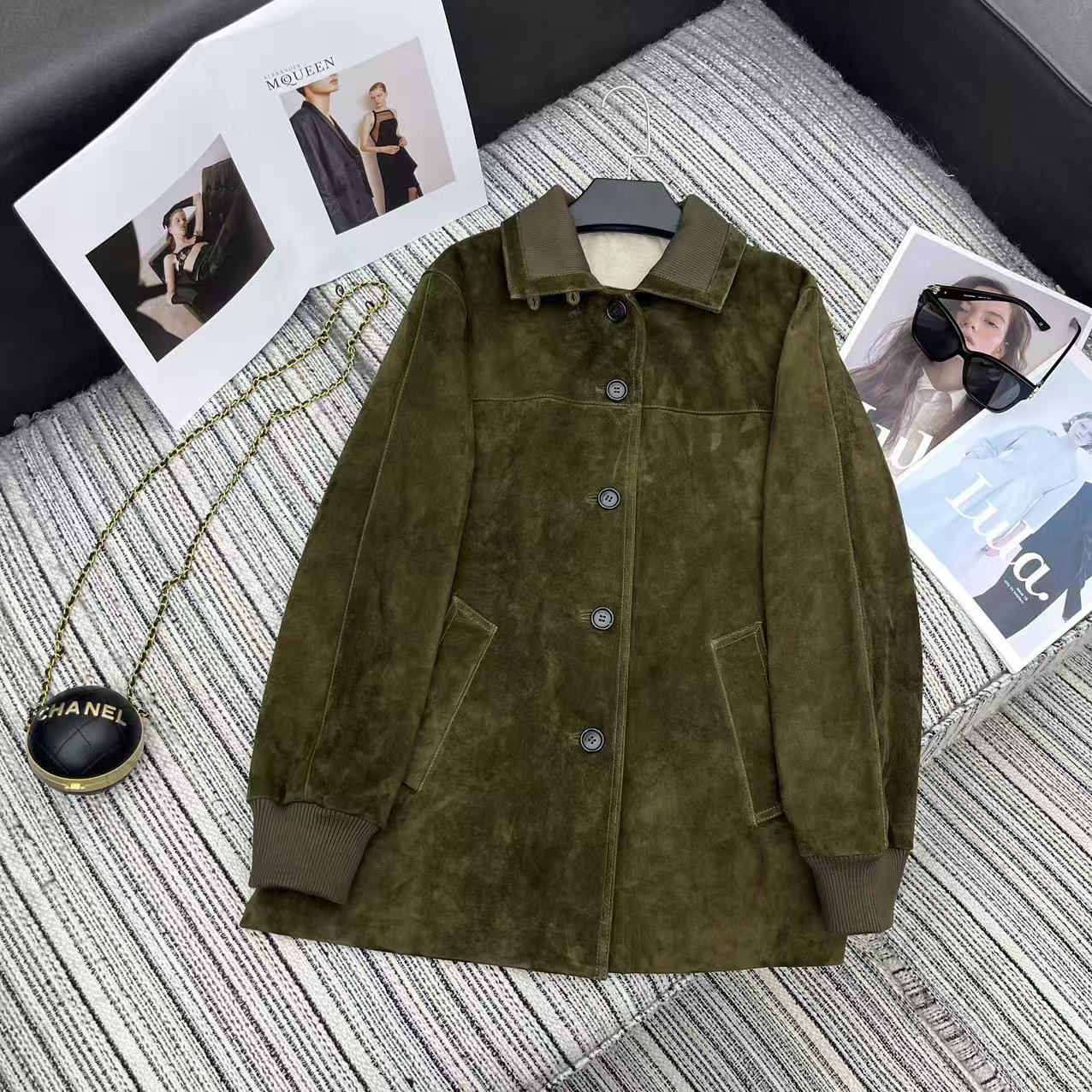 NO:639304,Highly recommended 25 years early autumn and winter series Loro* new suede lambskin suede lapel jacket jacket equestrian style genuine leather relaxed old money style wear splicing wool thread low-key luxury simple and elegant high-end quality YB1:1 customization SML, women's clothing, loro piana, jackets & coats, jackets & coats, sheepskin, chamois leather, alexander wang19860909强烈推荐 25年早秋冬系列 Loro*新款绒面小绵羊皮麂皮绒翻领夹克外套 马术骑士风真皮 松弛感老钱风穿搭 拼接羊毛螺纹低调奢华简约大方 高端品质 YB1:1定制 SML,女装,loro piana,jackets & coats,jackets & coats,sheepskin,chamois leather,alexander wang,Women's clothing