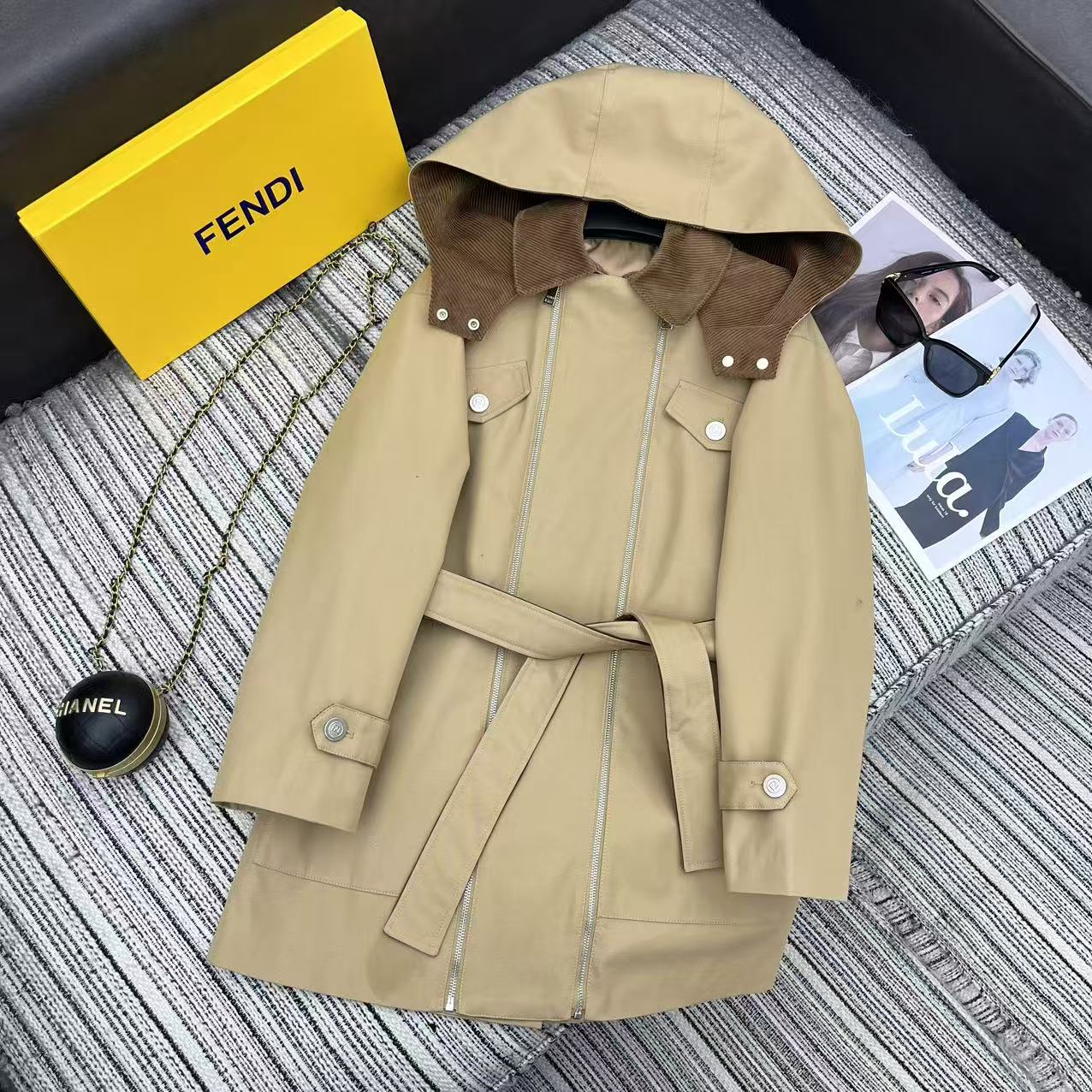 NO:723211,Highly recommended 2026 early spring series Fen* new hooded mid-length windbreaker jacket spliced ​​corduroy fabric double zipper design with belt at the waist high-end quality SML, Fendi-clothing, fendi, fendi, jackets & coats, hats,19860909强烈推荐 26年早春系列 Fen*新款连帽中长款风衣外套 拼接灯芯绒面料 双拉链设计 腰间搭配腰带 高端品质 SML,芬迪-服装,fendi,fendi,jackets & coats,hats,,Women's clothing