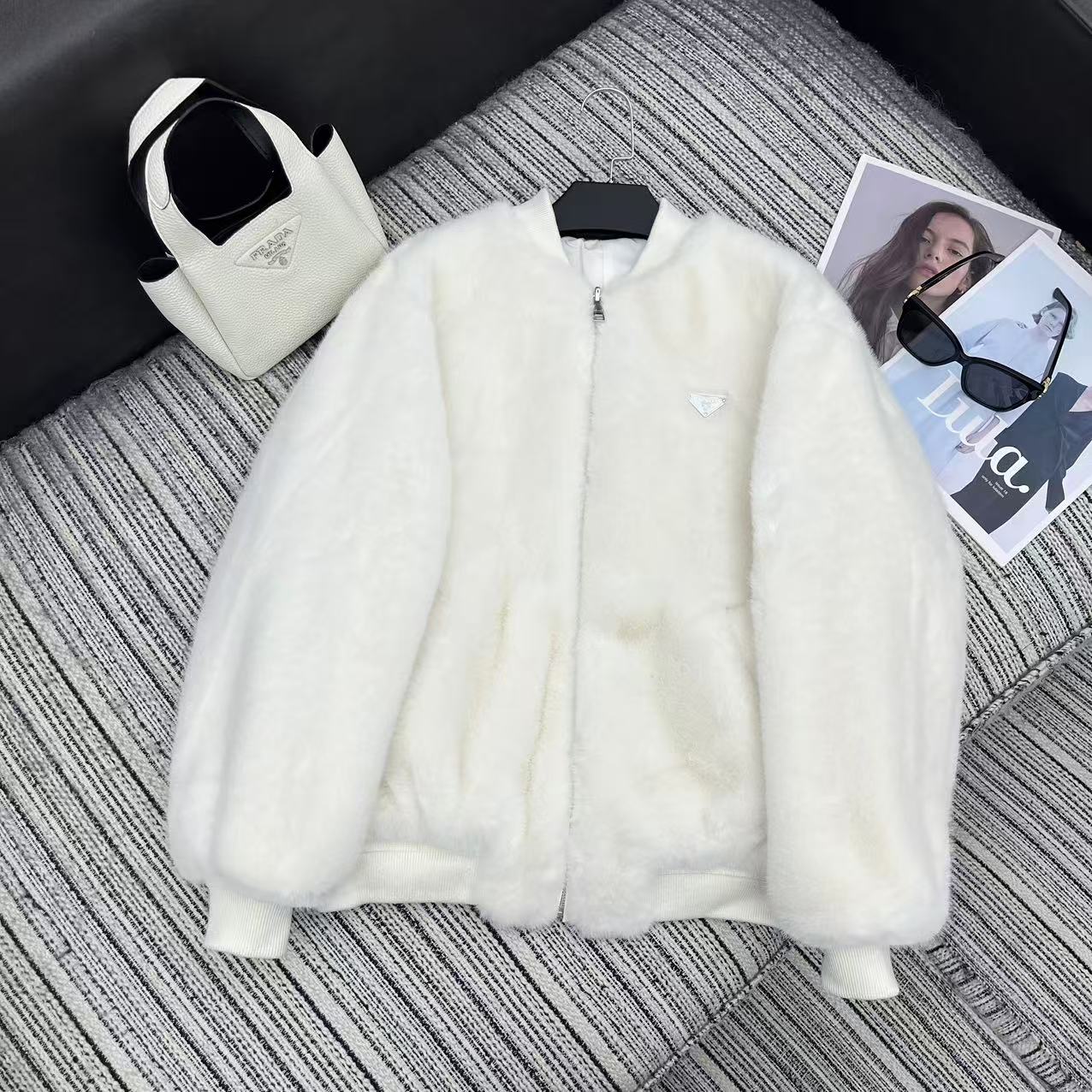 NO:661869,Highly recommended PRAD* 25th autumn and winter new style double-sided and reversible fur coat丨Exclusive high-end version!  One side is soft and waxy eco-friendly fur, with a lazy and high-end feel; the other side is matte nylon fabric, neat and modern. The hooded design takes into account both warmth and style, and the triangle logo hides the details, making it easy to capture the light and luxurious atmosphere of autumn and winter. Wearing two clothes in one piece unlocks N possible combinations. Available in stock S/M/L, Prada-clothing, prada, prada, jackets & coats, hats,  19860909强烈推荐 PRAD* 25年秋冬新款 双面两穿毛毛外套丨独家高版出品！一面是软糯环保皮草,自带慵懒高级感；一面是哑光尼龙面料,利落又摩登.连帽设计兼顾保暖与造型感,三角标暗藏细节,轻松拿捏秋冬轻奢氛围感,一衣两穿解锁N种搭配可能.现货发售S/M/L,普拉达-服装,prada,prada,jackets & coats,hats, ,Women's clothing