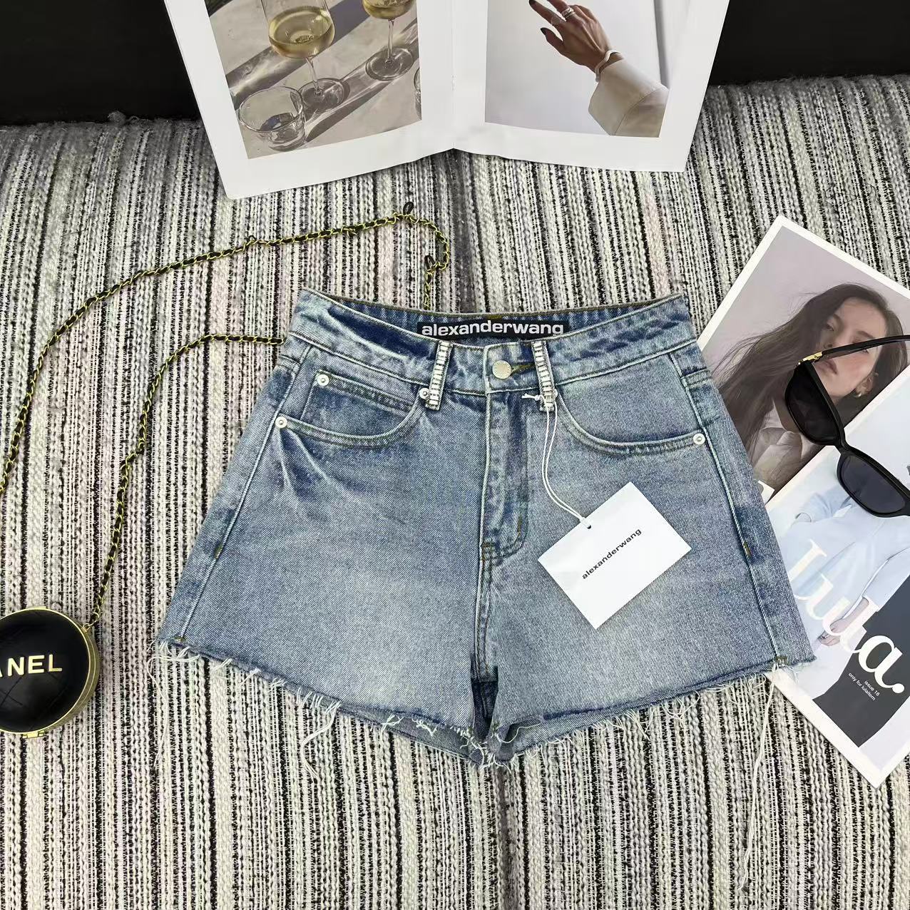 NO:661864,Highly recommended 26 years early spring series Alex* new denim shorts, studded earrings design, nice wash color 262728,,Alexander Wang-clothing, ,shorts, 19860909强烈推荐 26年早春系列 Alex*新款牛仔短裤 钉钻耳仔设计 洗水颜色好看 262728 ,,亚历山大王-服装, ,shorts, ,Women's clothing