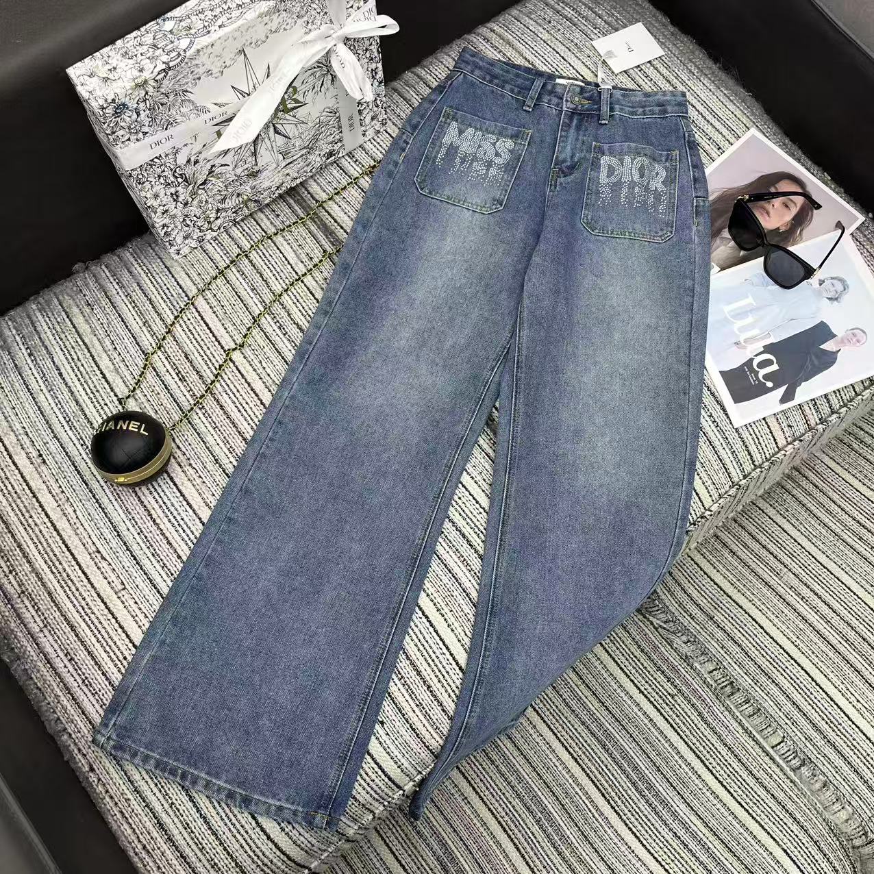 NO:661854,Highly recommended 2026 early spring series Dio* new letter logo hot diamond pocket denim straight pants. The washed color is beautiful. SML, Dior-clothing, dior, dior,  19860909强烈推荐 26年早春系列 Dio*新款字母logo烫钻口袋牛仔直筒裤 洗水颜色好看 SML,迪奥-服装,dior,dior, ,Women's clothing