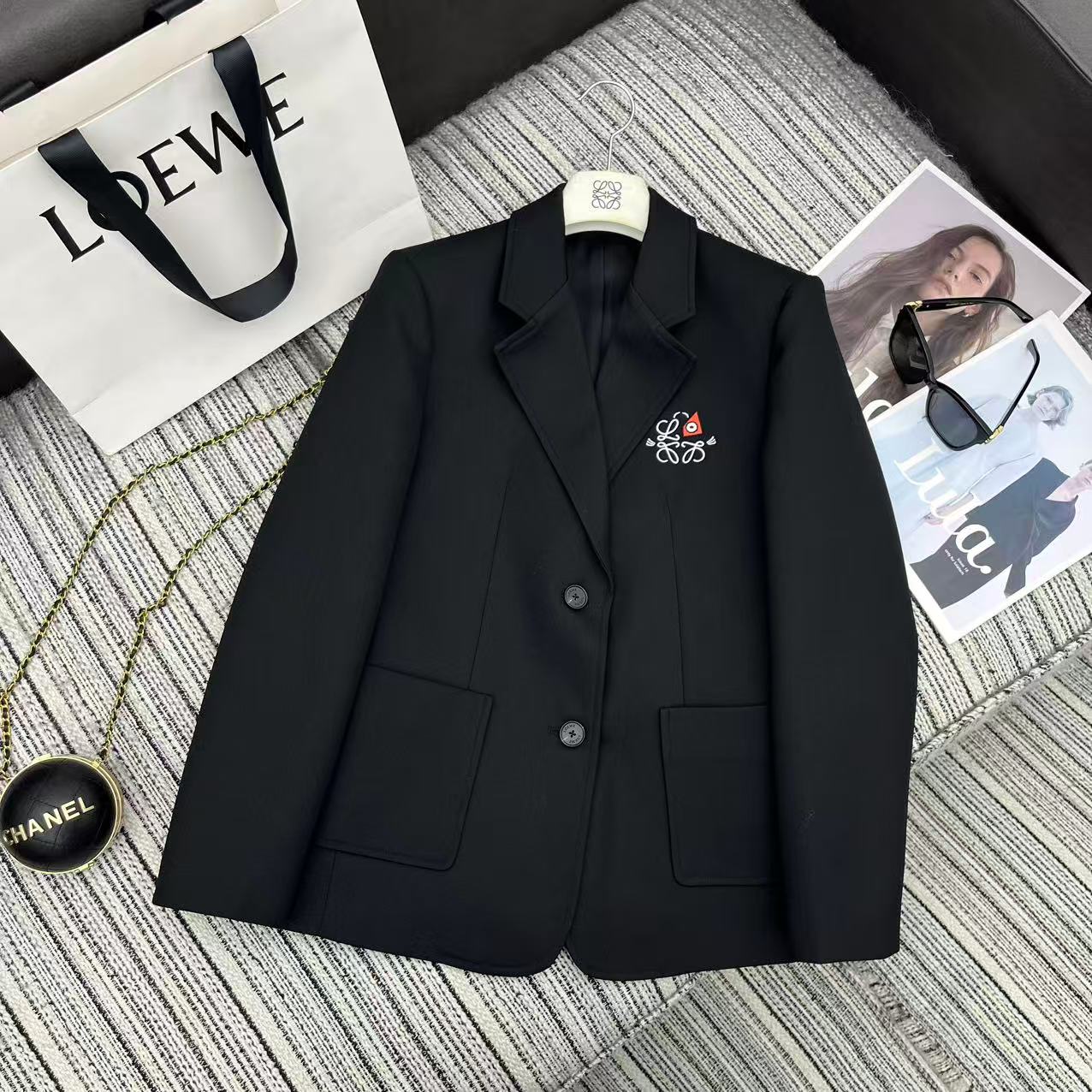 NO:661850,Highly recommended 2026 early spring series LOE* new lapel suit jacket with logo embroidery pattern, very wide and stylish, high-end quality, two-color SML, Loewe-clothing, loewe, loewe, jackets & coats, business suit,  19860909强烈推荐 26年早春系列 LOE*新款翻领西装外套 logo刺绣图案 版型挺阔有型 高端品质 两色SML,罗意威-服装,loewe,loewe,jackets & coats,business suit, ,Women's clothing