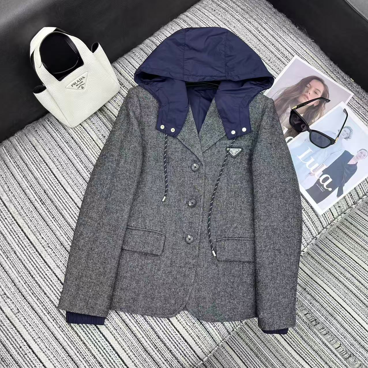 NO:661844,Highly recommended 2026 early spring series Pra* new hooded fake two-piece suit jacket Herringbone suit fabric spliced ​​nylon hood Classic inverted triangle leather brand embellishment SML, Prada-clothing, prada, prada, jackets & coats, business suit, hats,  19860909强烈推荐 26年早春系列 Pra*新款连帽假两件西装外套 人字纹西装面料拼接尼龙帽 经典的倒三角标皮牌点缀 SML,普拉达-服装,prada,prada,jackets & coats,business suit,hats, ,Women's clothing