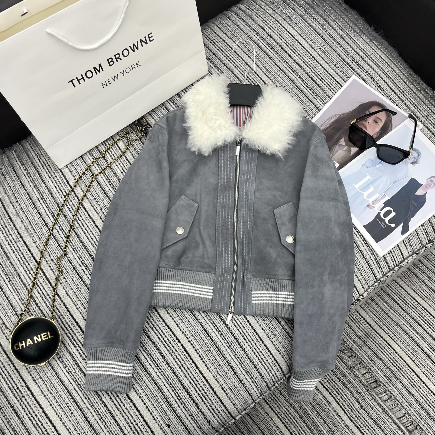 NO:723236,Highly recommended 26th early autumn and winter series THO* new lamb wool white lapel suede leather jacket classic striped lining spliced ​​striped thread high-end quality YB1:1 customization last four SML, women's Thom Browne-clothing,thom browne,loro piana,jackets & coats,jackets & coats,19860909强烈推荐 26年早秋冬系列 THO*新款羊羔毛白色翻领绒面小绵衣皮夹克外套 经典的条纹里布 拼接条纹螺纹 高端品质 YB1:1定制 后四位SML,女装汤姆布朗-服装,thom browne,loro piana,jackets & coats,jackets & coats,,Women's clothing
