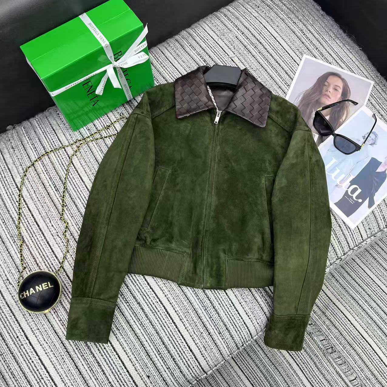 NO:722697,The highest version on the market, the girl inspects the goods, trims the three marks on the threads, and delivers the goods. You can post pictures and take videos. If you want quality or service, please add me on WeChat. We will not accept urgent orders. Highly recommended. Exclusively launched the 25-year early autumn and winter series. High-end original order quality, BV long-termism. Barn style fashionable outfits!  Gulinaza’s new leather jacket of the same style!  Customized contrasting imported lambskin braided collar design has unlimited creativity!  The imported suede lambskin texture is quite spacious and advanced!  Retro modern three-dimensional tailoring is advanced and fashionable!  Dropped shoulders and elasticated waist are versatile and make the upper body look slimmer. Customized plaid lining, perfect workmanship quality depends on the details. One color 3 sizes. (last four digits), Bottega Veneta - Clothing,bottega veneta,bottega veneta,jackets & coats,jackets & coats,leather jacket,sheepskin,chamois leather,19860909市面最高版本小妹验货、修剪线头上三标、发货可发图及拍视频,要品质要服务的加我微信,不接急单. 强烈推荐 独家首发25年早秋冬系列 高端原单品质,BV长期主义.巴恩风时髦穿搭！古力娜扎同款新品夹克皮衣外套！定制撞色进口小羊皮编织领设计创意无限！进口麂皮绒小羊皮质感挺阔有进！复古摩登立体剪裁版型高级又时髦！落肩松紧收腰百搭不挑人上身巨显瘦.定制格纹内衬,完美做工品质看细节.一色3码.（后四位）,葆蝶家-服装,bottega veneta,bottega veneta,jackets & coats,jackets & coats,leather jacket,sheepskin,chamois leather,,Women's clothing