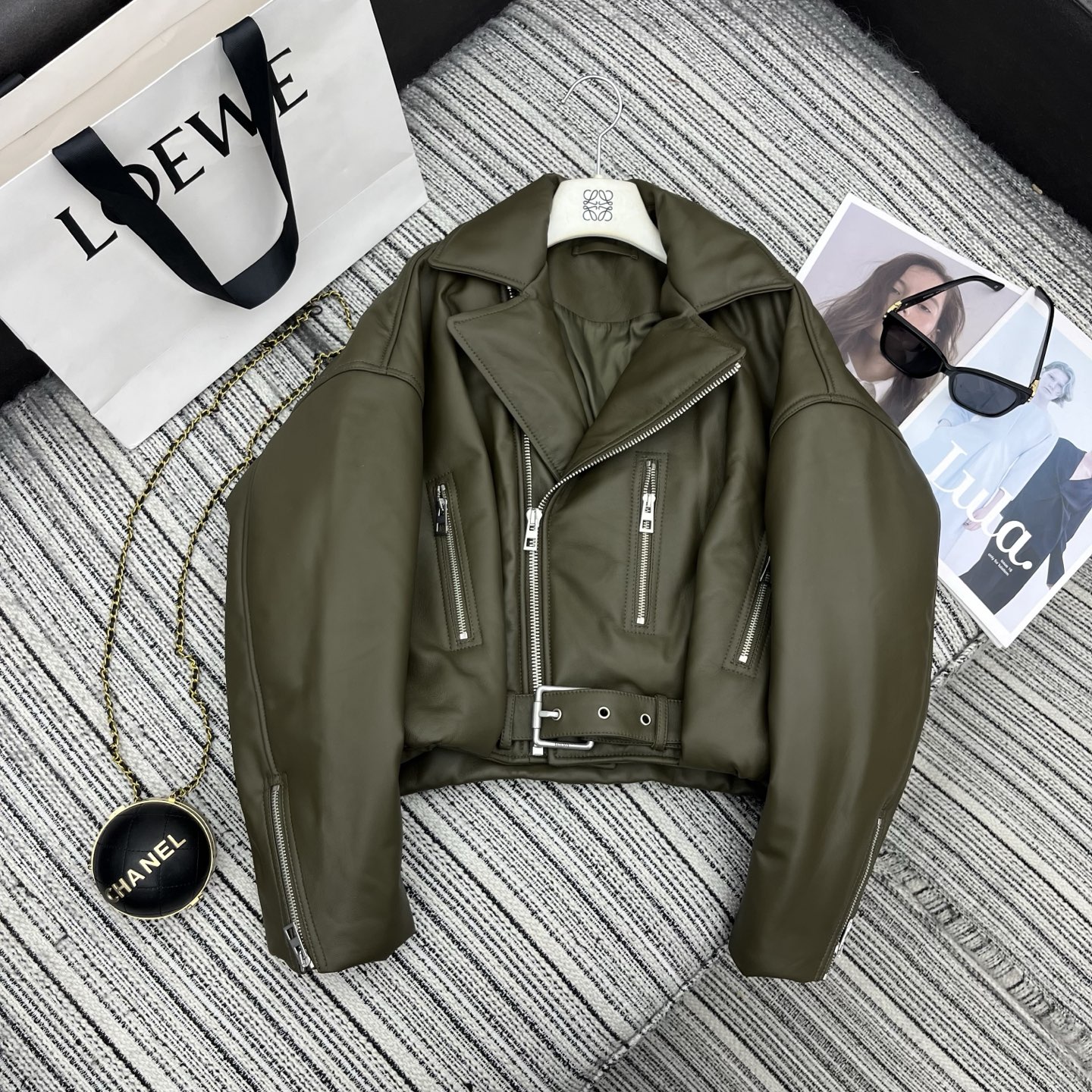 NO:723227,Highly recommended 25 years early autumn and winter series LOE's latest lambskin lapel cotton jacket leather jacket Pleated balloon silhouette lining quilted upper body is not bloated YB hardware zipper high-end quality SML (last four), Loewe-clothing, loewe, loewe, jackets & coats, jackets & coats, sheepskin,19860909强烈推荐 25年早秋冬系列 LOE*新款小绵羊皮翻领棉服夹克皮外套 褶皱气球廓形 内里夹棉 上身不臃肿 YB五金拉链 高端品质 SML（后四位）,罗意威-服装,loewe,loewe,jackets & coats,jackets & coats,sheepskin,,Women's clothing