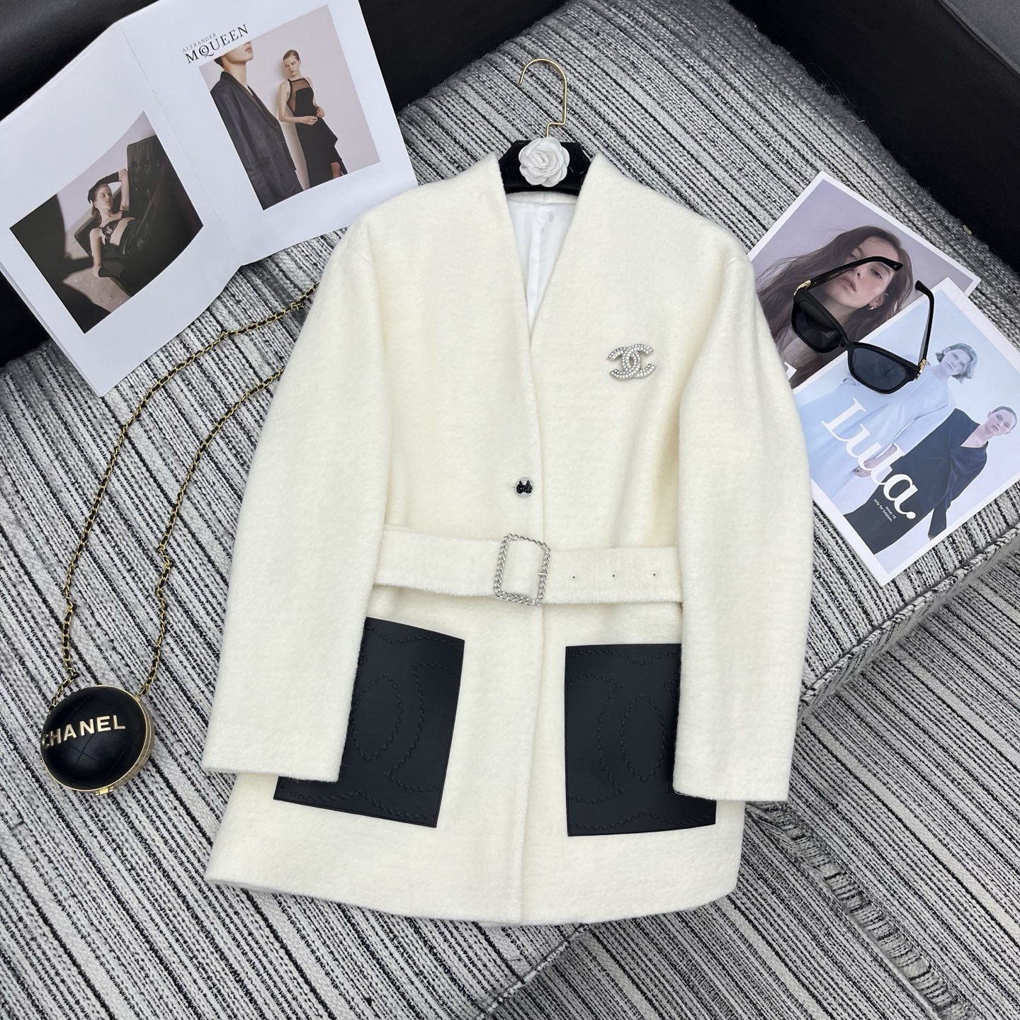 NO:722745,The highest version on the market, the girl inspects the goods, trims the three marks on the threads, and delivers the goods. You can post pictures and take videos. If you want quality and service, add me on WeChat. We will not accept urgent orders. Highly recommended 2026 early spring series Cha* new woolen wool V-neck suit jacket. Double C logo leather pocket design. Belt at waist. Delivery brooch. Camellia lining. High-end quality. Lady temperament. Three-color SML, Chanel-clothing, chanel, jackets & coats, business  suit, brooch, breastpin,19860909市面最高版本小妹验货、修剪线头上三标、发货可发图及拍视频,要品质要服务的加我微信,不接急单. 强烈推荐 26年早春系列 Cha*新款粗纺羊毛V领西装外套 双C logo皮口袋设计 腰间搭配腰带 配送胸针 山茶花里布 高端品质 名媛气质风 三色SML,香奈儿-服装,chanel,jackets & coats,business suit,brooch，breastpin,,Women's clothing