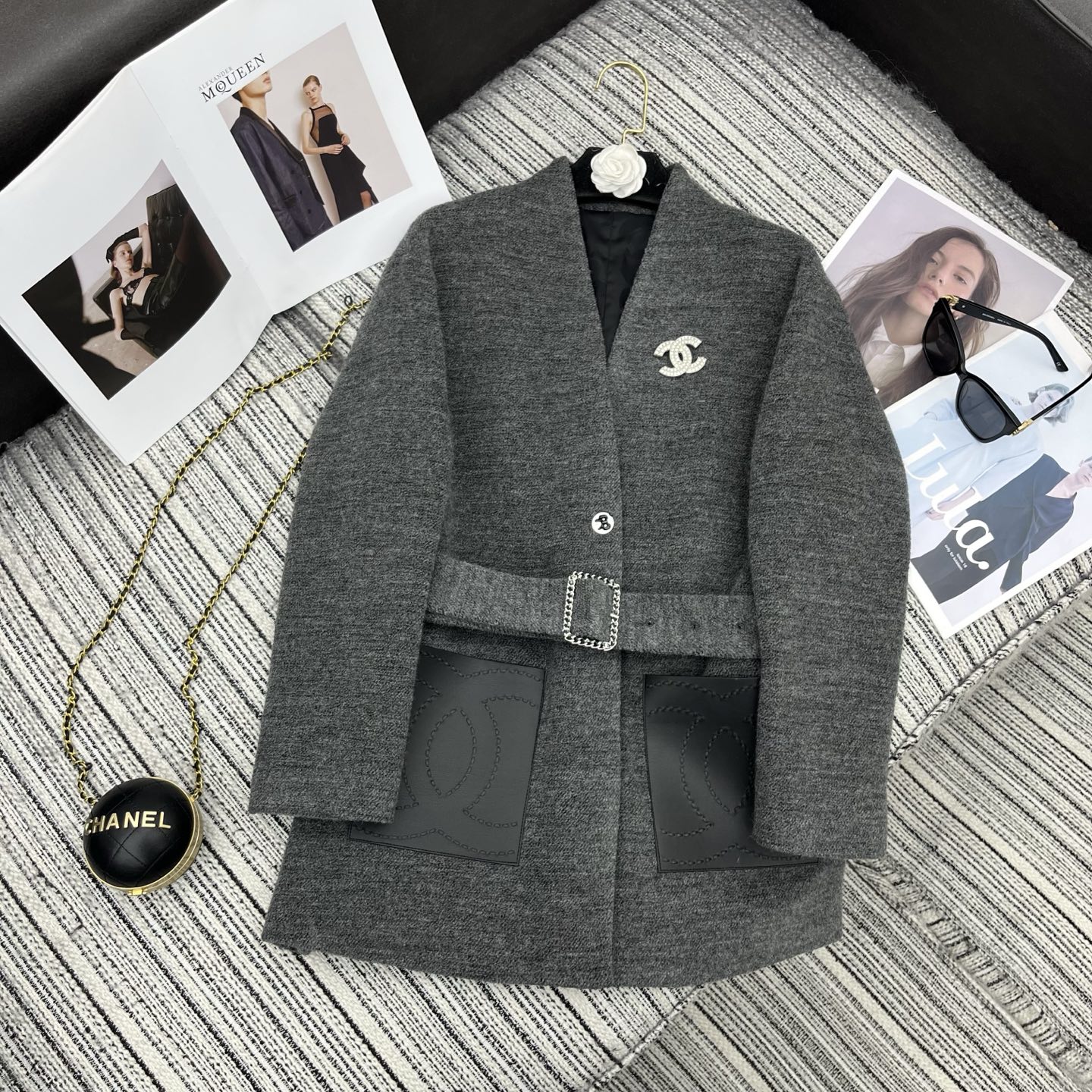 NO:722755,The highest version on the market, the girl inspects the goods, trims the three marks on the threads, and delivers the goods. You can post pictures and take videos. If you want quality and service, add me on WeChat. We will not accept urgent orders. Highly recommended 2026 early spring series Cha* new woolen wool V-neck suit jacket. Double C logo leather pocket design. Belt at waist. Delivery brooch. Camellia lining. High-end quality. Lady temperament. Three-color SML, Chanel-clothing, chanel, jackets & coats, business  suit, brooch, breastpin,19860909市面最高版本小妹验货、修剪线头上三标、发货可发图及拍视频,要品质要服务的加我微信,不接急单. 强烈推荐 26年早春系列 Cha*新款粗纺羊毛V领西装外套 双C logo皮口袋设计 腰间搭配腰带 配送胸针 山茶花里布 高端品质 名媛气质风 三色SML,香奈儿-服装,chanel,jackets & coats,business suit,brooch，breastpin,,Women's clothing