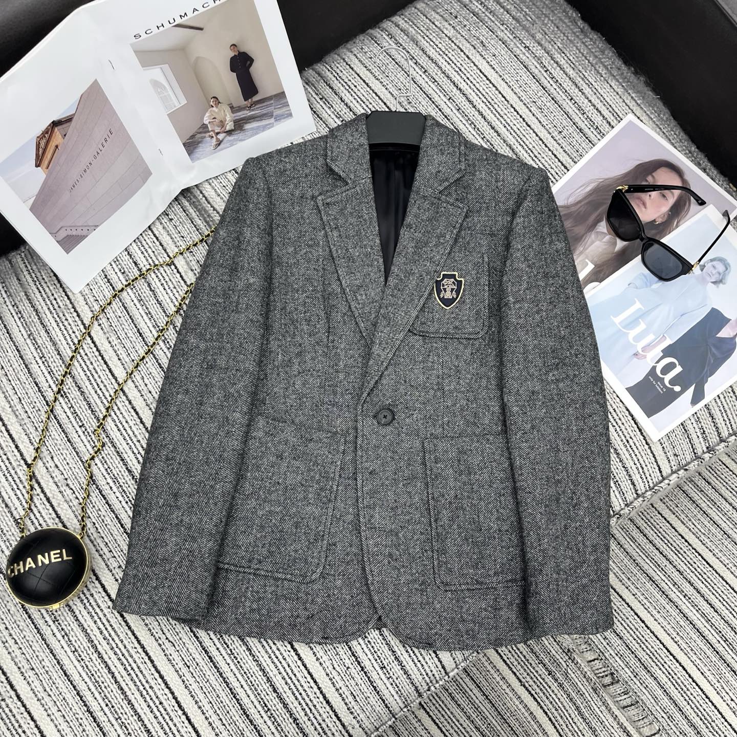 NO:722728,The highest version on the market, the girl inspects the goods, trims the three marks on the threads, and delivers the goods. You can send pictures and take videos. If you want quality and service, please add me on WeChat. We will not accept urgent orders. Highly recommend the 2026 early spring series BC* new herringbone lapel suit jacket, embroidered badge pocket embellishment SML, women's clothing, jackets & coats, business suit,19860909市面最高版本小妹验货、修剪线头上三标、发货可发图及拍视频,要品质要服务的加我微信,不接急单. 强烈推荐 26年早春系列 BC*新款人字纹翻领西装外套 刺绣胸章口袋点缀 SML,女装,jackets & coats,business suit,,Women's clothing