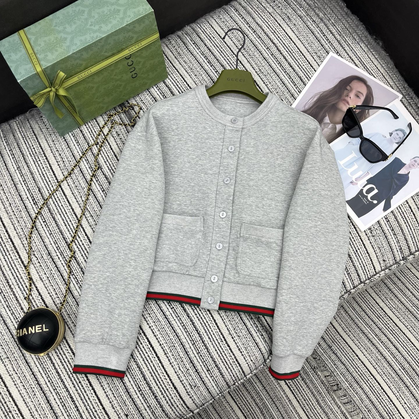 NO:722666,The highest version on the market, the girl inspects the goods, trims the three marks on the threads, and delivers the goods. You can post pictures and take videos. If you want quality and service, please add me on WeChat. We will not accept urgent orders. Highly recommended 2026 early spring series Guc* new contrasting color threaded round neck cardigan sweatshirt SML, Gucci-clothing, gucci, gucci, hoodie, sweatshirts,19860909市面最高版本小妹验货、修剪线头上三标、发货可发图及拍视频,要品质要服务的加我微信,不接急单. 强烈推荐 26年早春系列 Guc*新款撞色螺纹圆领开衫卫衣 SML,古驰-服装,gucci,gucci,hoodie,sweatshirts,,Women's clothing