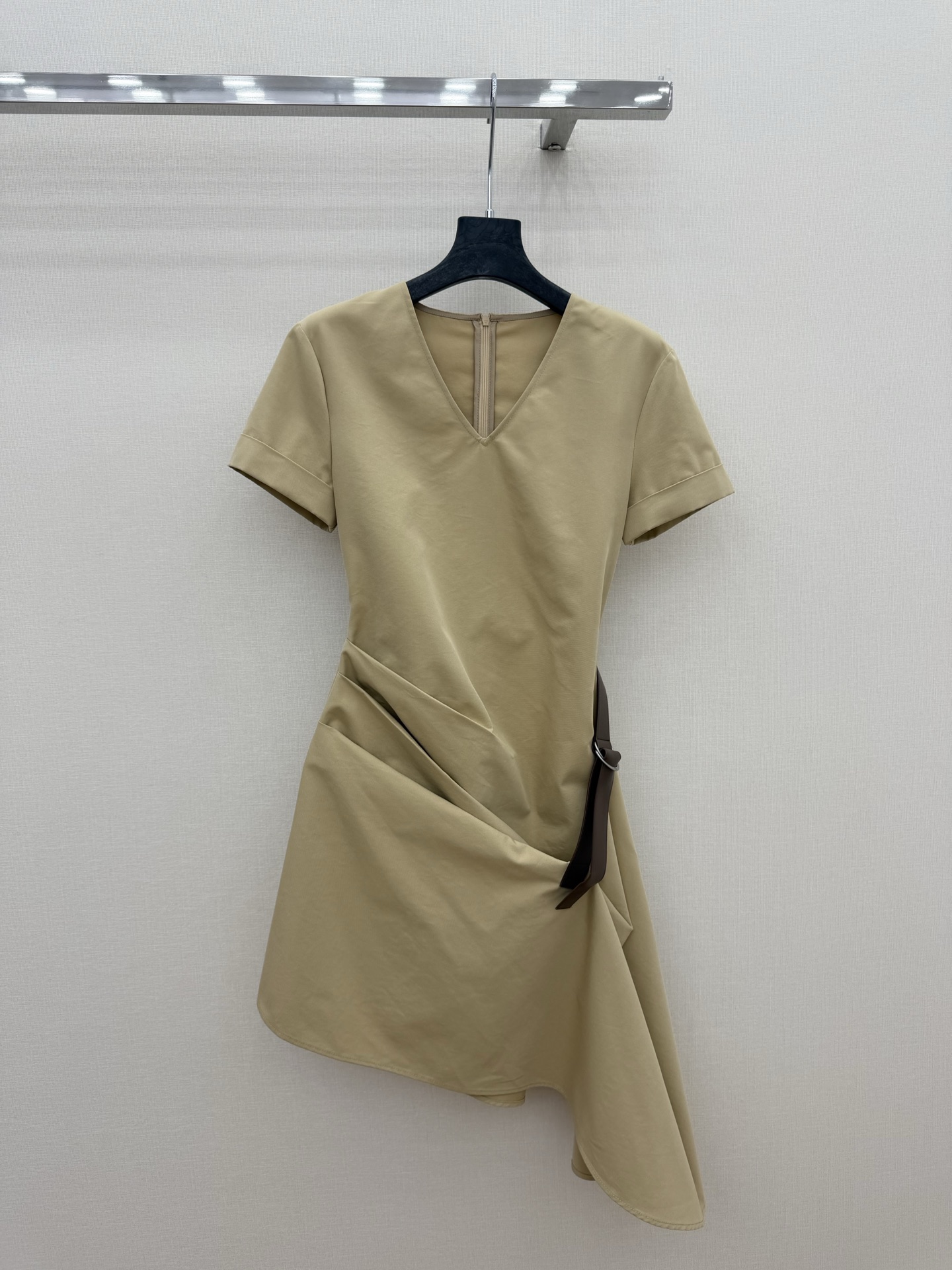 NO:720772,Highly recommended 2026 early spring series LOE's latest V-neck short-sleeved dress pleated belt design SML, Loewe-clothing, loewe, loewe, skirts, T-shirt,19860909强烈推荐 26年早春系列 LOE*新款V领短袖连衣裙 褶皱皮带设计 SML,罗意威-服装,loewe,loewe,skirts,T-shirt,,Women's clothing